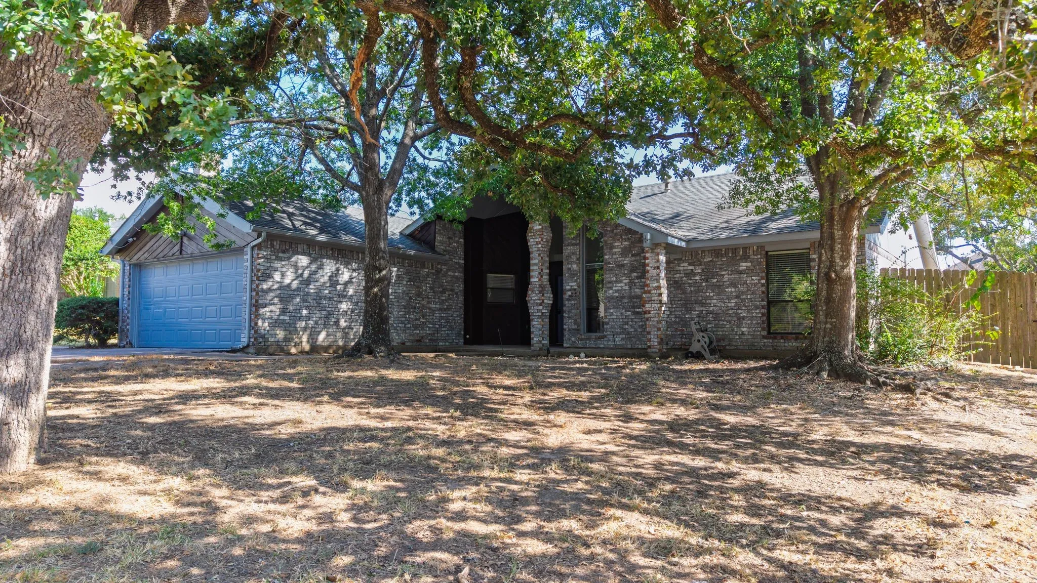 Single Family Residence For Sale in Hunt County , 515 Highland Oaks Drive, Greenville, Texas 75402, 3 Bedroom, 2 Bathroom, 2 Garage spaces, 1,773 Sqft, built in 1987, mls#21383581, Real Estate Agent in Greenville, Homes For Sale in Hunt county, Homes For Sale in Greenville, Realtor in Greenville Texas, Real Estate Brokerage Independent Realty Texas, Luminita Cordes Realtor