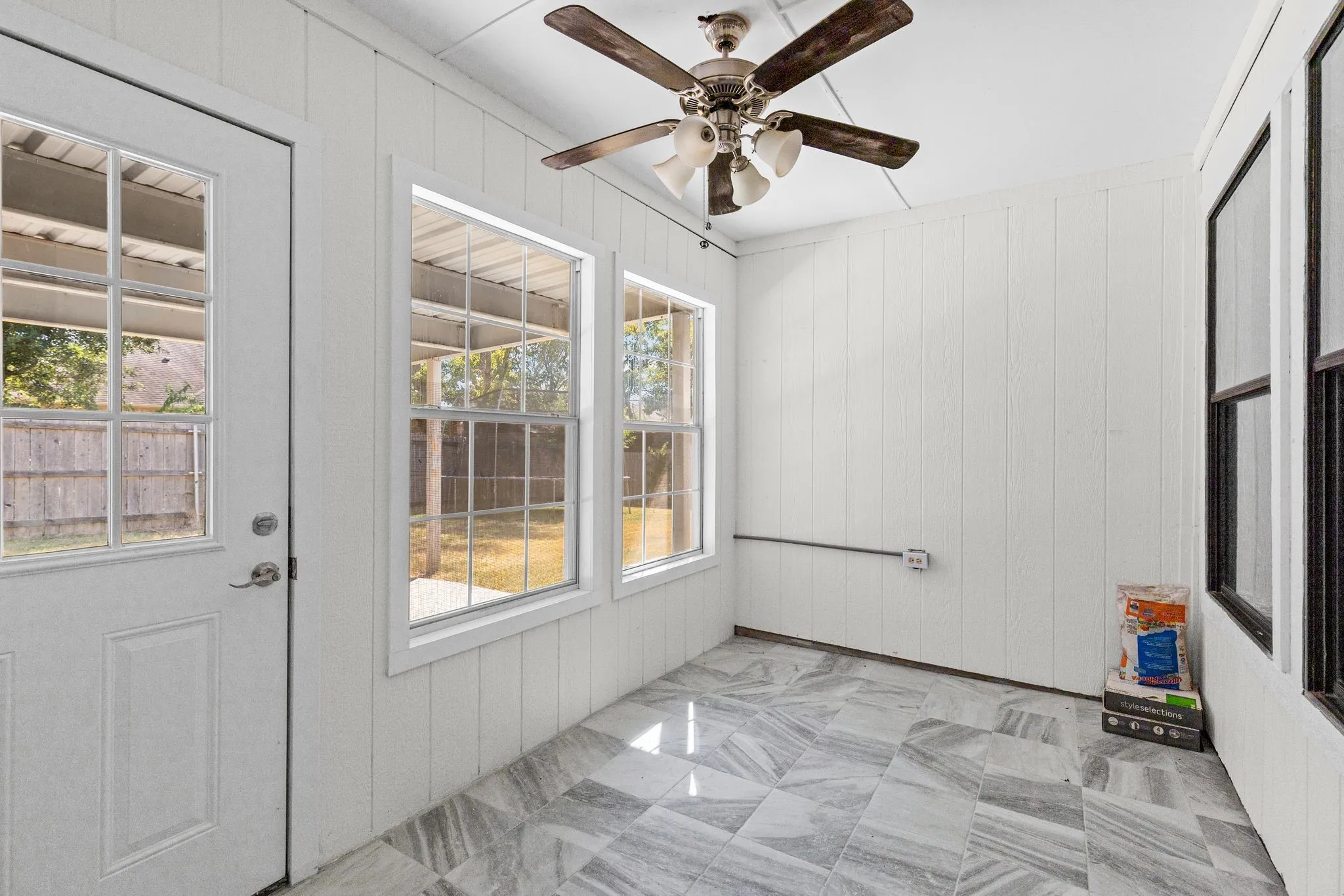 Single Family Residence For Sale in Hunt County , 515 Highland Oaks Drive, Greenville, Texas 75402, 3 Bedroom, 2 Bathroom, 2 Garage spaces, 1,773 Sqft, built in 1987, mls#21383581, Real Estate Agent in Greenville, Homes For Sale in Hunt county, Homes For Sale in Greenville, Realtor in Greenville Texas, Real Estate Brokerage Independent Realty Texas, Luminita Cordes Realtor