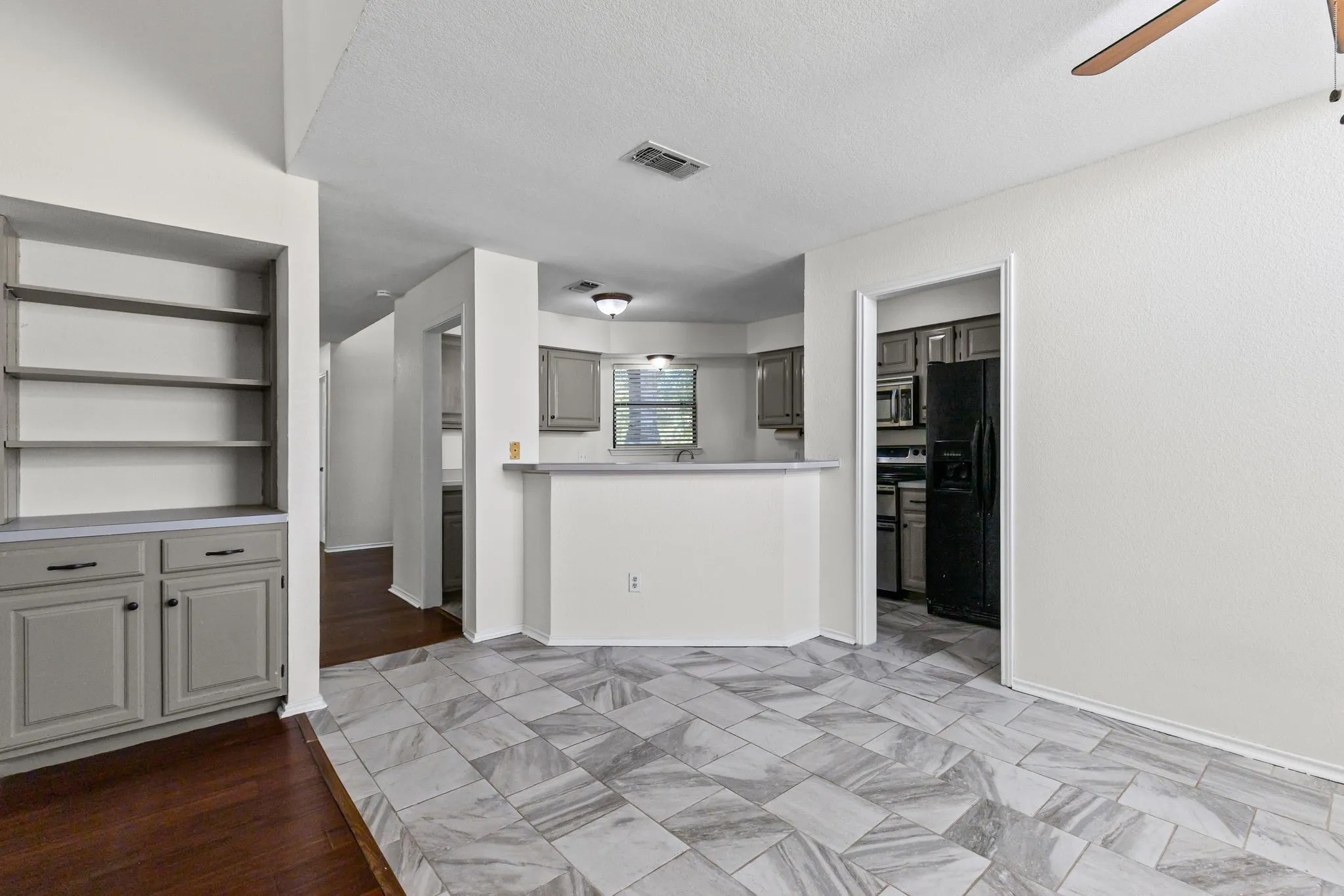 Single Family Residence For Sale in Hunt County , 515 Highland Oaks Drive, Greenville, Texas 75402, 3 Bedroom, 2 Bathroom, 2 Garage spaces, 1,773 Sqft, built in 1987, mls#21383581, Real Estate Agent in Greenville, Homes For Sale in Hunt county, Homes For Sale in Greenville, Realtor in Greenville Texas, Real Estate Brokerage Independent Realty Texas, Luminita Cordes Realtor
