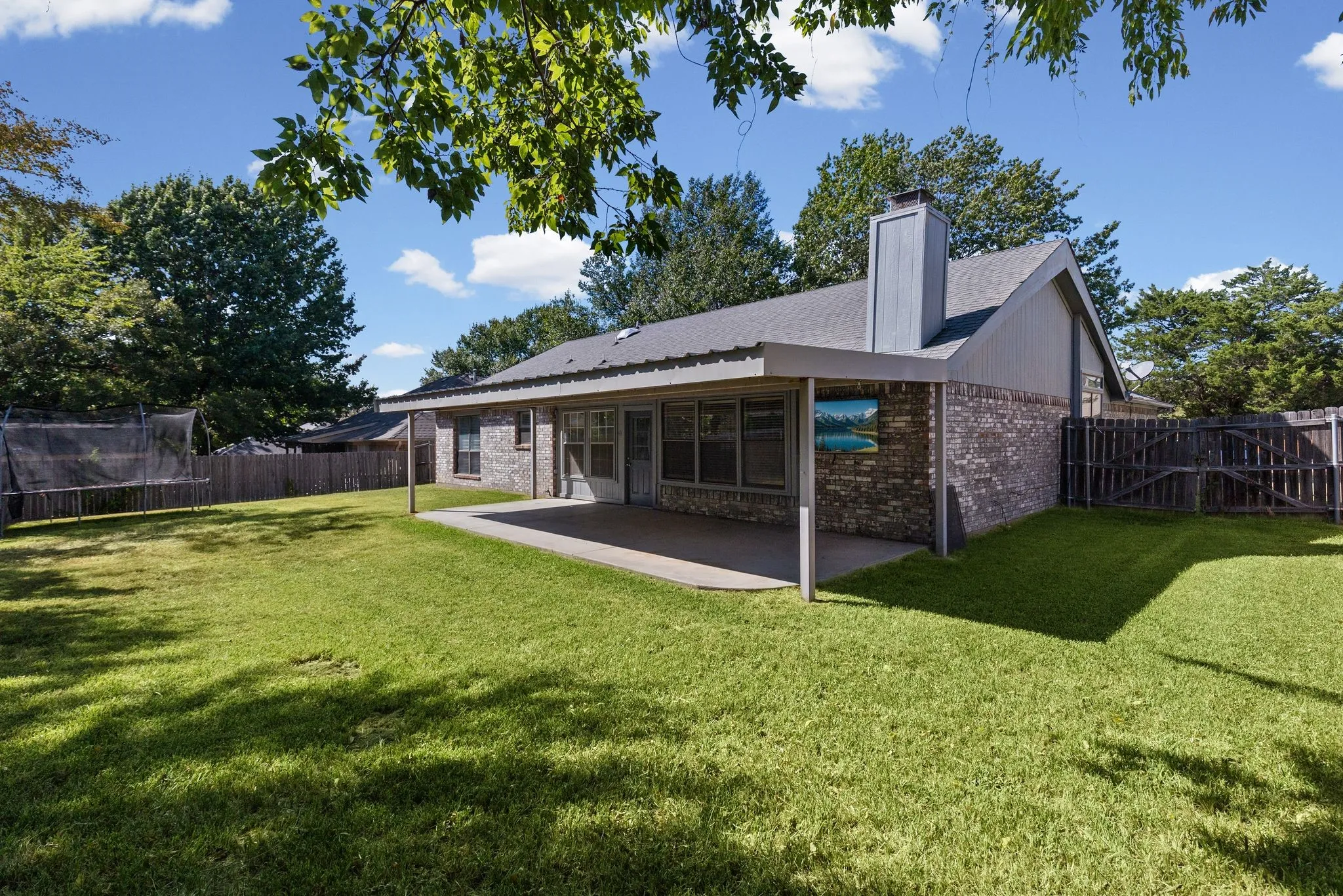 Single Family Residence For Sale in Hunt County , 515 Highland Oaks Drive, Greenville, Texas 75402, 3 Bedroom, 2 Bathroom, 2 Garage spaces, 1,773 Sqft, built in 1987, mls#21383581, Real Estate Agent in Greenville, Homes For Sale in Hunt county, Homes For Sale in Greenville, Realtor in Greenville Texas, Real Estate Brokerage Independent Realty Texas, Luminita Cordes Realtor