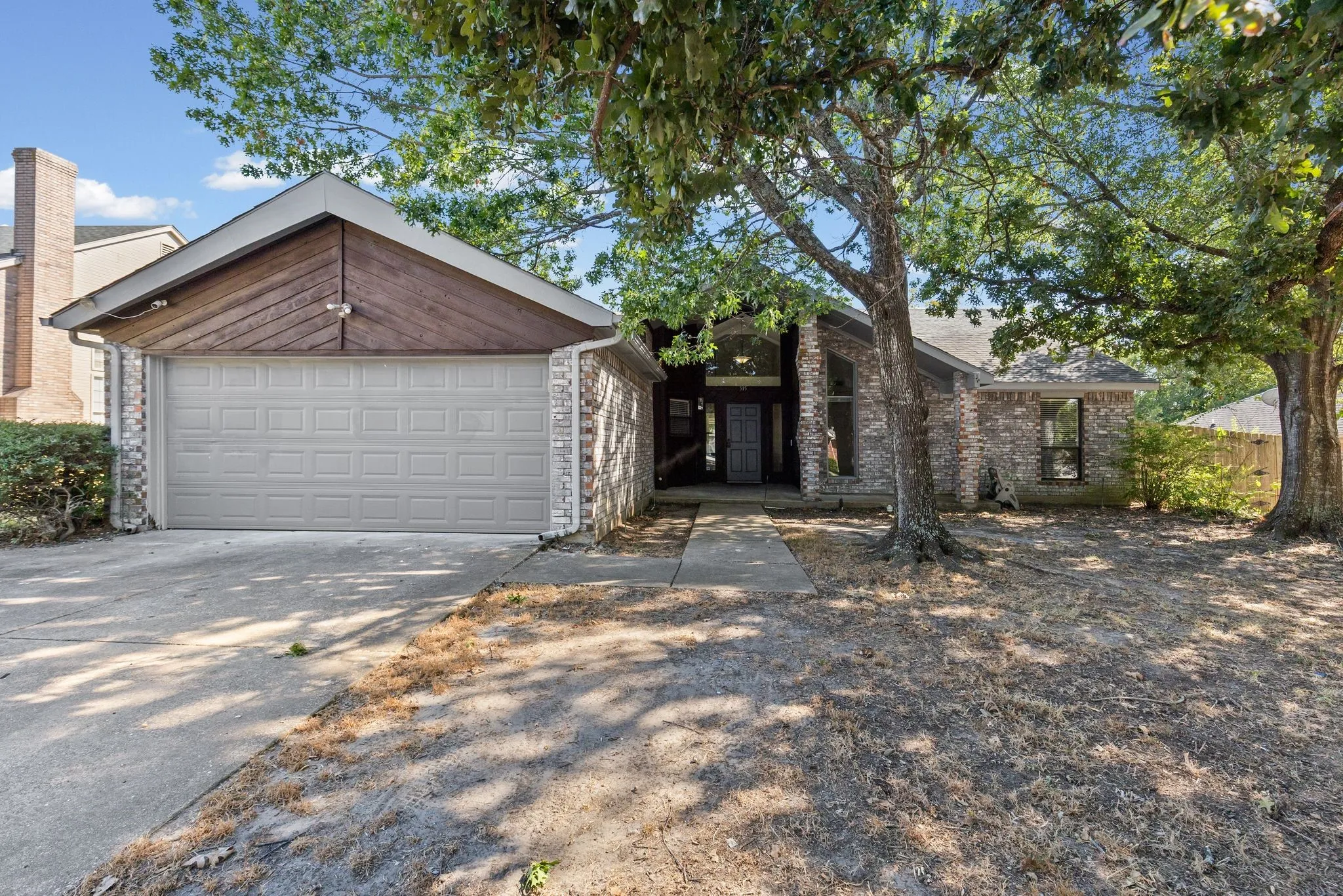 Single Family Residence For Sale in Hunt County , 515 Highland Oaks Drive, Greenville, Texas 75402, 3 Bedroom, 2 Bathroom, 2 Garage spaces, 1,773 Sqft, built in 1987, mls#21383581, Real Estate Agent in Greenville, Homes For Sale in Hunt county, Homes For Sale in Greenville, Realtor in Greenville Texas, Real Estate Brokerage Independent Realty Texas, Luminita Cordes Realtor
