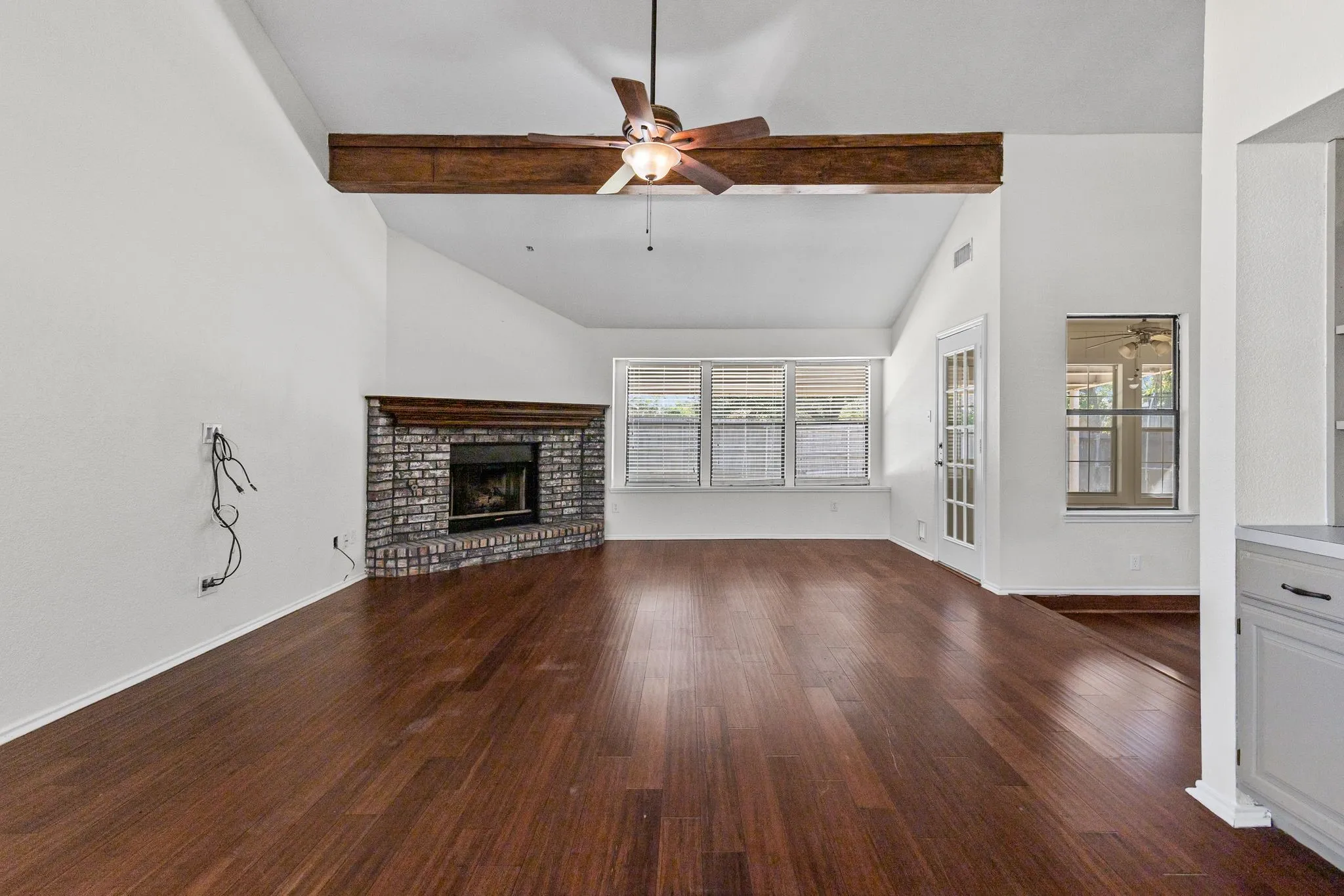 Single Family Residence For Sale in Hunt County , 515 Highland Oaks Drive, Greenville, Texas 75402, 3 Bedroom, 2 Bathroom, 2 Garage spaces, 1,773 Sqft, built in 1987, mls#21383581, Real Estate Agent in Greenville, Homes For Sale in Hunt county, Homes For Sale in Greenville, Realtor in Greenville Texas, Real Estate Brokerage Independent Realty Texas, Luminita Cordes Realtor