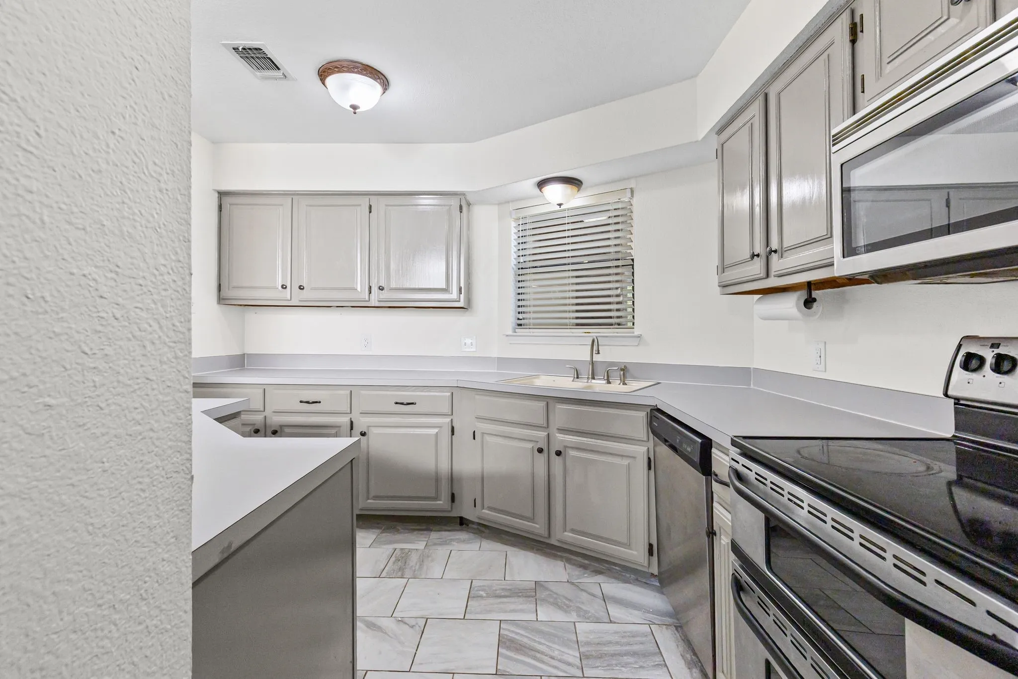 Single Family Residence For Sale in Hunt County , 515 Highland Oaks Drive, Greenville, Texas 75402, 3 Bedroom, 2 Bathroom, 2 Garage spaces, 1,773 Sqft, built in 1987, mls#21383581, Real Estate Agent in Greenville, Homes For Sale in Hunt county, Homes For Sale in Greenville, Realtor in Greenville Texas, Real Estate Brokerage Independent Realty Texas, Luminita Cordes Realtor