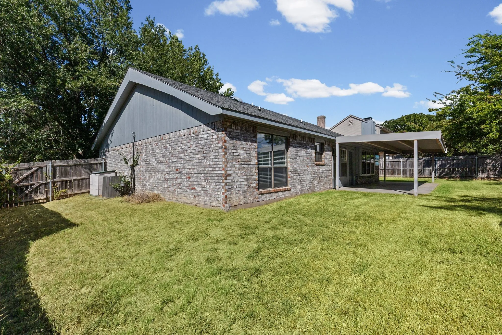 Single Family Residence For Sale in Hunt County , 515 Highland Oaks Drive, Greenville, Texas 75402, 3 Bedroom, 2 Bathroom, 2 Garage spaces, 1,773 Sqft, built in 1987, mls#21383581, Real Estate Agent in Greenville, Homes For Sale in Hunt county, Homes For Sale in Greenville, Realtor in Greenville Texas, Real Estate Brokerage Independent Realty Texas, Luminita Cordes Realtor