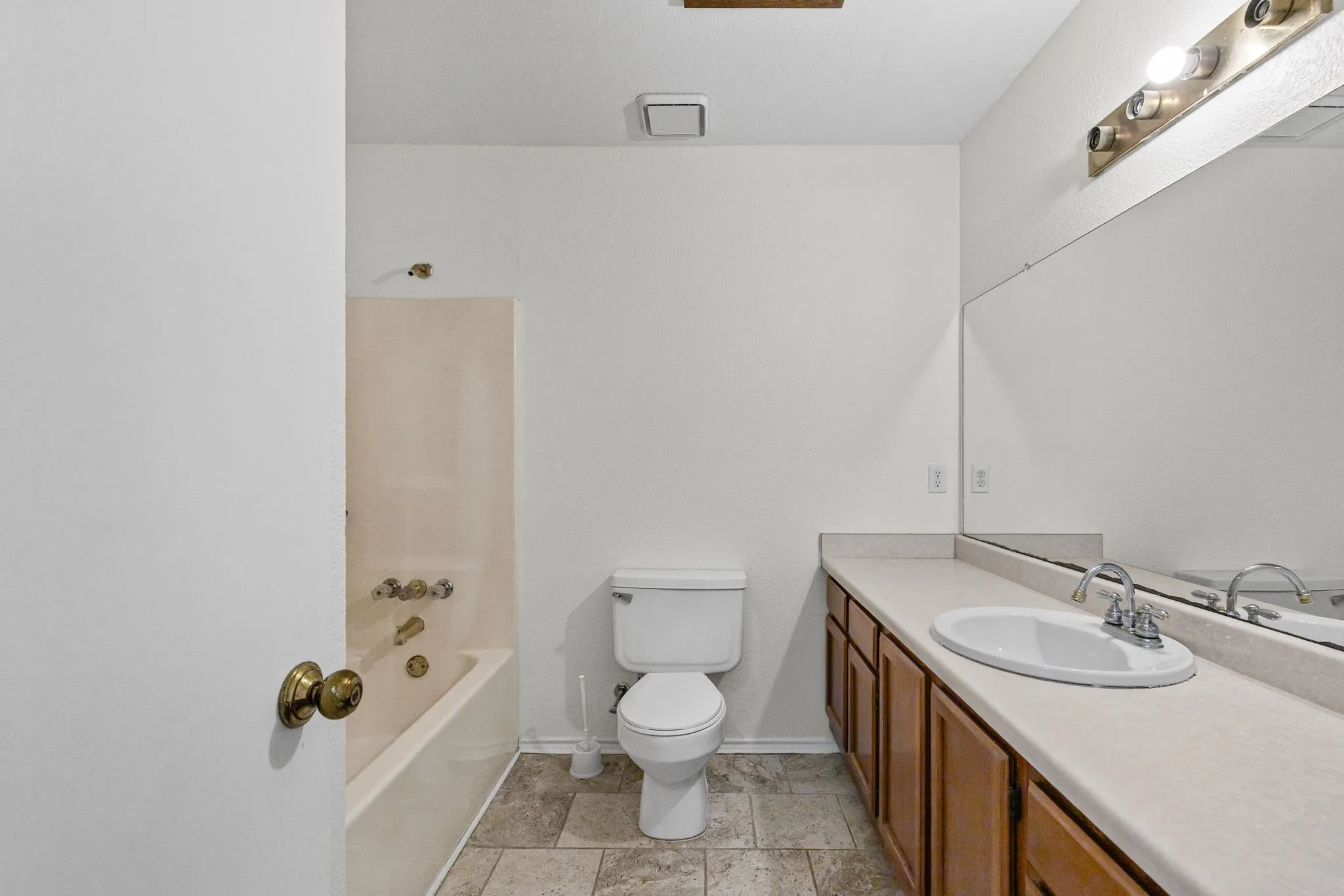 Single Family Residence For Sale in Hunt County , 515 Highland Oaks Drive, Greenville, Texas 75402, 3 Bedroom, 2 Bathroom, 2 Garage spaces, 1,773 Sqft, built in 1987, mls#21383581, Real Estate Agent in Greenville, Homes For Sale in Hunt county, Homes For Sale in Greenville, Realtor in Greenville Texas, Real Estate Brokerage Independent Realty Texas, Luminita Cordes Realtor
