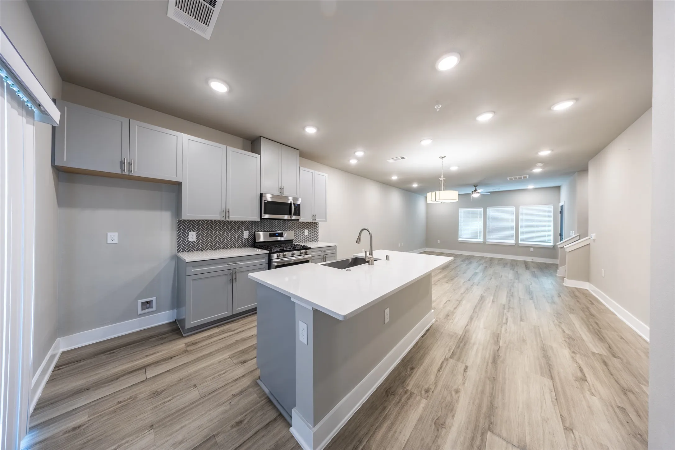 Townhouse For Rent in Collin County , 3353 Wynwood Drive, Plano, Texas 75074, 3 Bedroom, 4 Bathroom, 2 Garage spaces, 1,870 Sqft, built in 2022, mls#21383672, Real Estate Agent in Plano, Homes For Rent in Collin county, Homes For Rent in Plano, Realtor in Plano Texas, Real Estate Brokerage Independent Realty Texas, Luminita Cordes Realtor