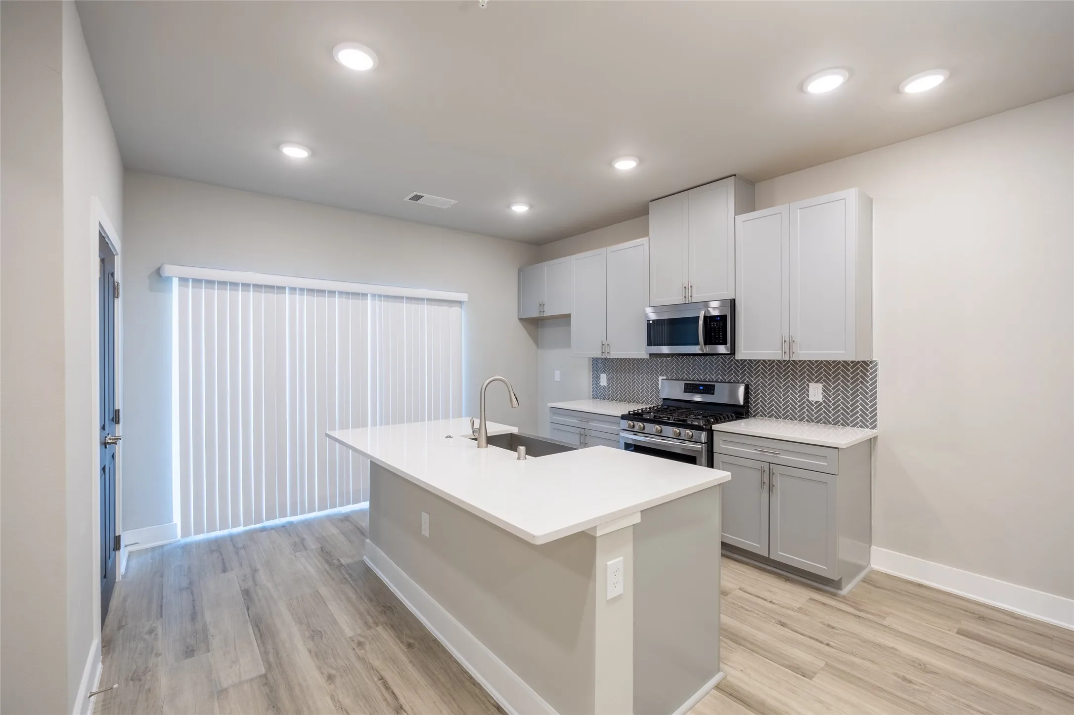 Townhouse For Rent in Collin County , 3353 Wynwood Drive, Plano, Texas 75074, 3 Bedroom, 4 Bathroom, 2 Garage spaces, 1,870 Sqft, built in 2022, mls#21383672, Real Estate Agent in Plano, Homes For Rent in Collin county, Homes For Rent in Plano, Realtor in Plano Texas, Real Estate Brokerage Independent Realty Texas, Luminita Cordes Realtor