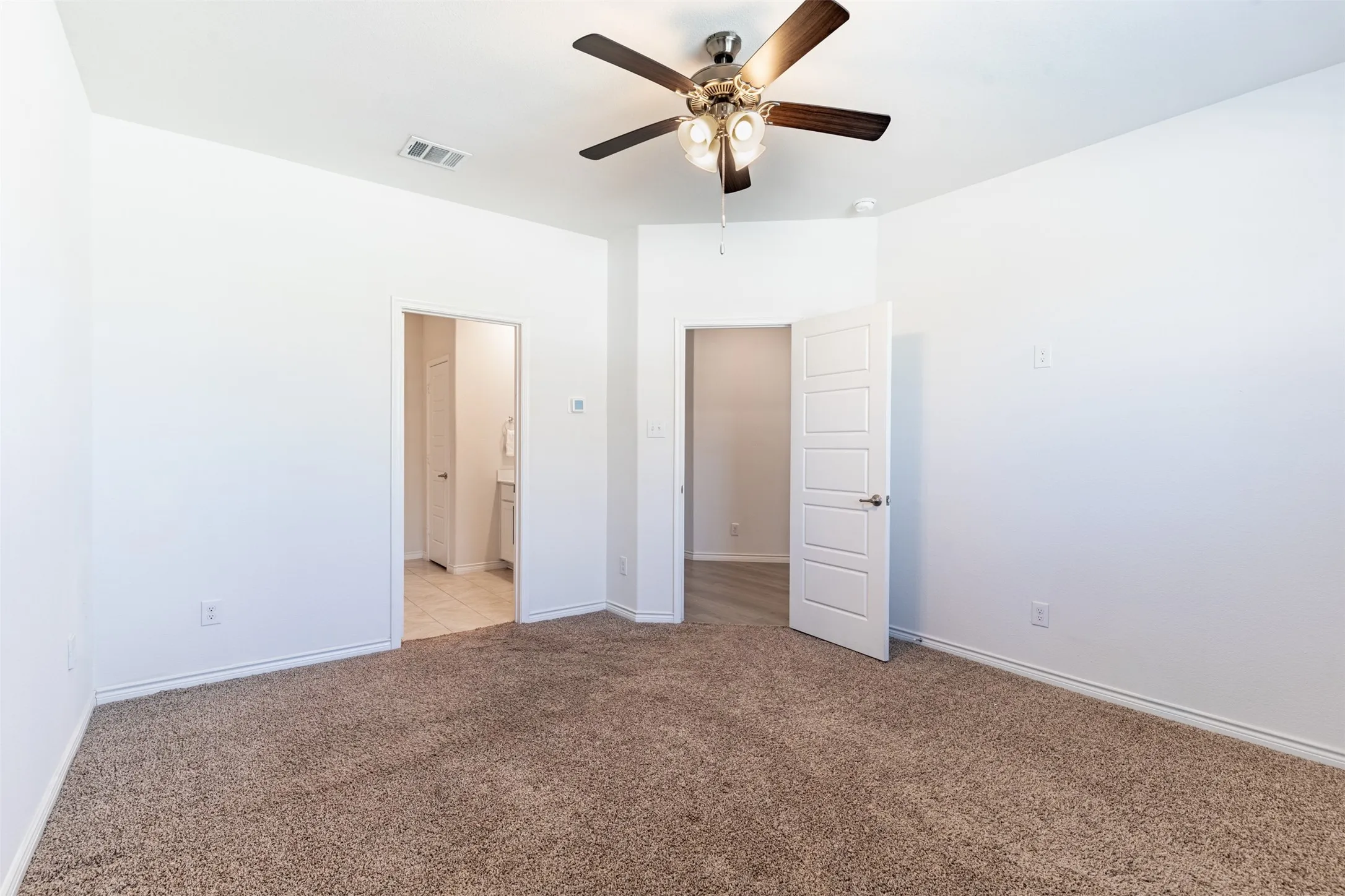 Ceiling fan with integrated lighting, carpeted flooring, white interior doors, recessed lighting, and white wall finishes