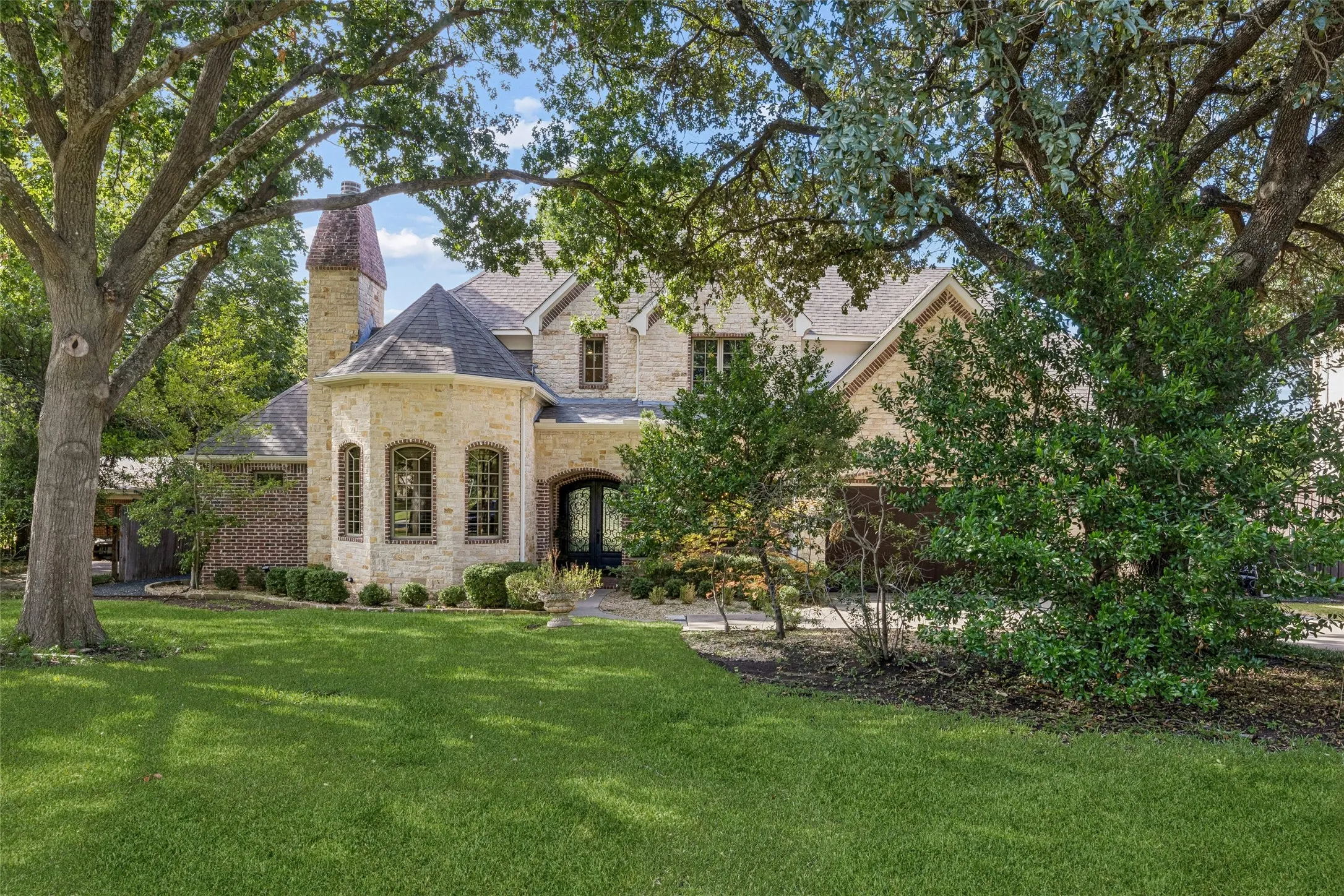 Single Family Residence For Sale in Dallas County , 5814 Meaders Lane, Dallas, Texas 75230, 5 Bedroom, 6 Bathroom, 3 Garage spaces, 4,829 Sqft, built in 2006, mls#21384120, Real Estate Agent in Dallas, Homes For Sale in Dallas county, Homes For Sale in Dallas, Realtor in Dallas Texas, Real Estate Brokerage Independent Realty Texas, Luminita Cordes Realtor
