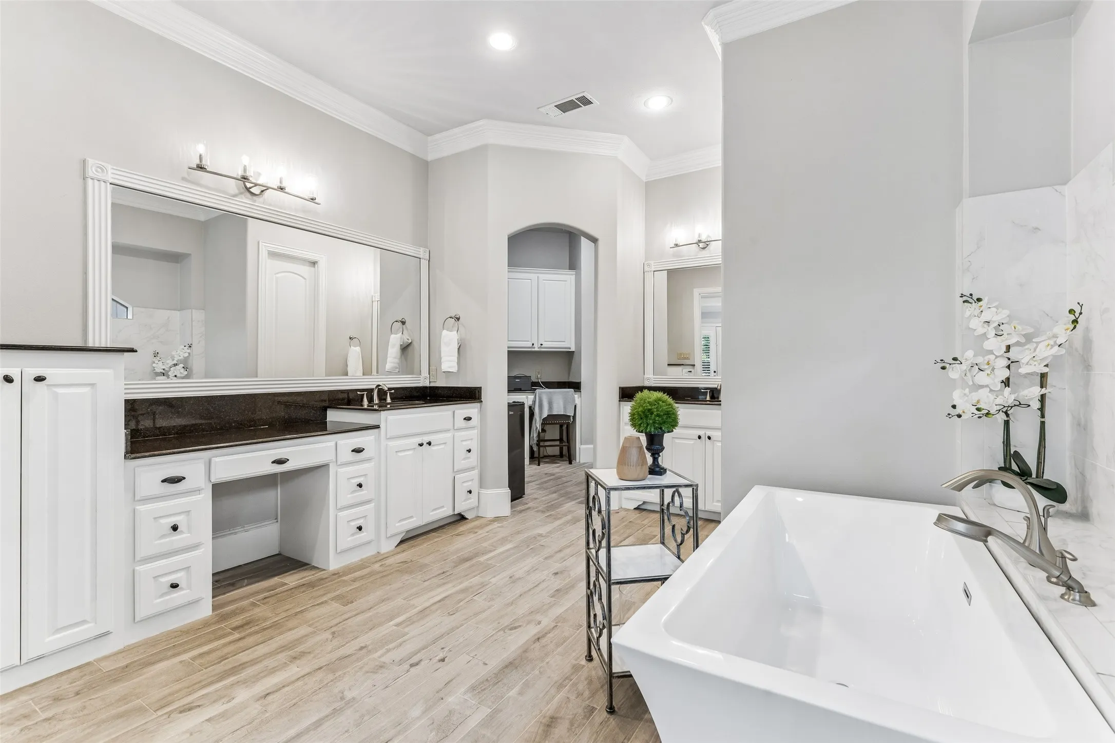 Single Family Residence For Sale in Dallas County , 5814 Meaders Lane, Dallas, Texas 75230, 5 Bedroom, 6 Bathroom, 3 Garage spaces, 4,829 Sqft, built in 2006, mls#21384120, Real Estate Agent in Dallas, Homes For Sale in Dallas county, Homes For Sale in Dallas, Realtor in Dallas Texas, Real Estate Brokerage Independent Realty Texas, Luminita Cordes Realtor