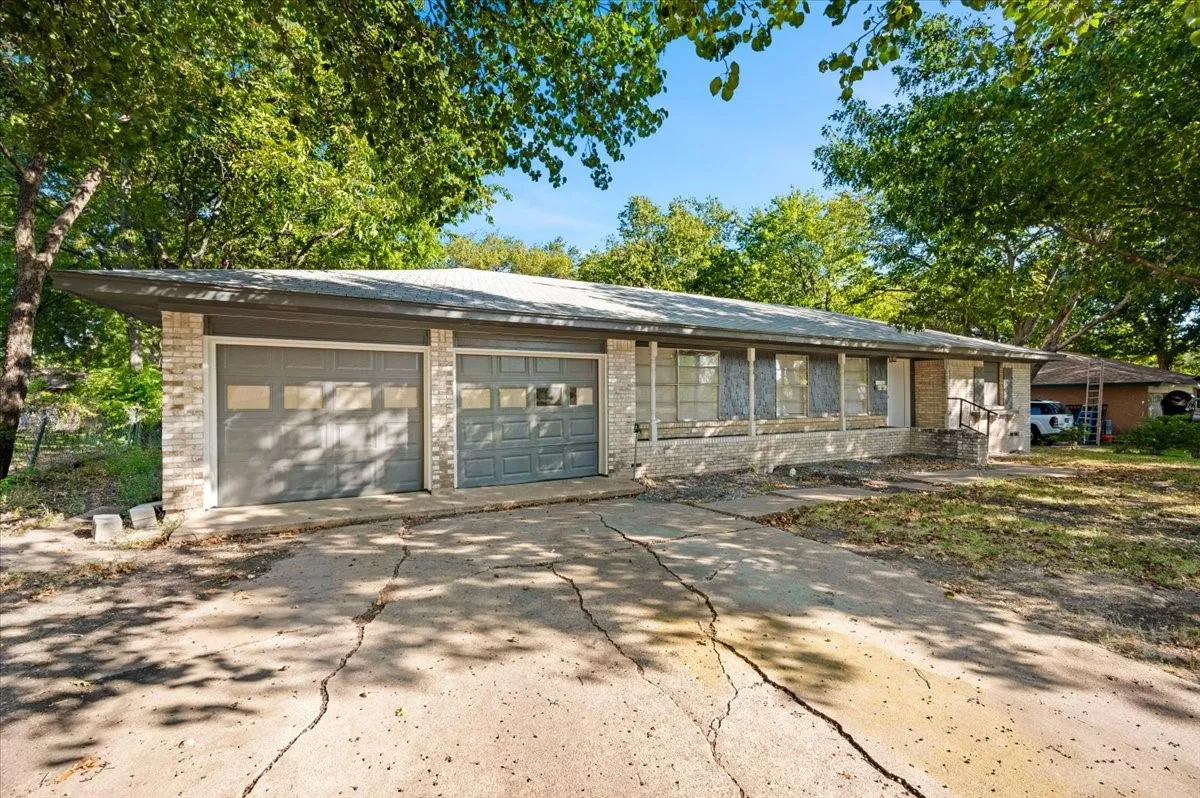 Single Family Residence For Sale in Dallas County , 305 Valleyglen Drive, De Soto, Texas 75115, 3 Bedroom, 2 Bathroom, 2 Garage spaces, 1,367 Sqft, built in 1965, mls#21382266, Real Estate Agent in De Soto, Homes For Sale in Dallas county, Homes For Sale in De Soto, Realtor in De Soto Texas, Real Estate Brokerage Independent Realty Texas, Luminita Cordes Realtor