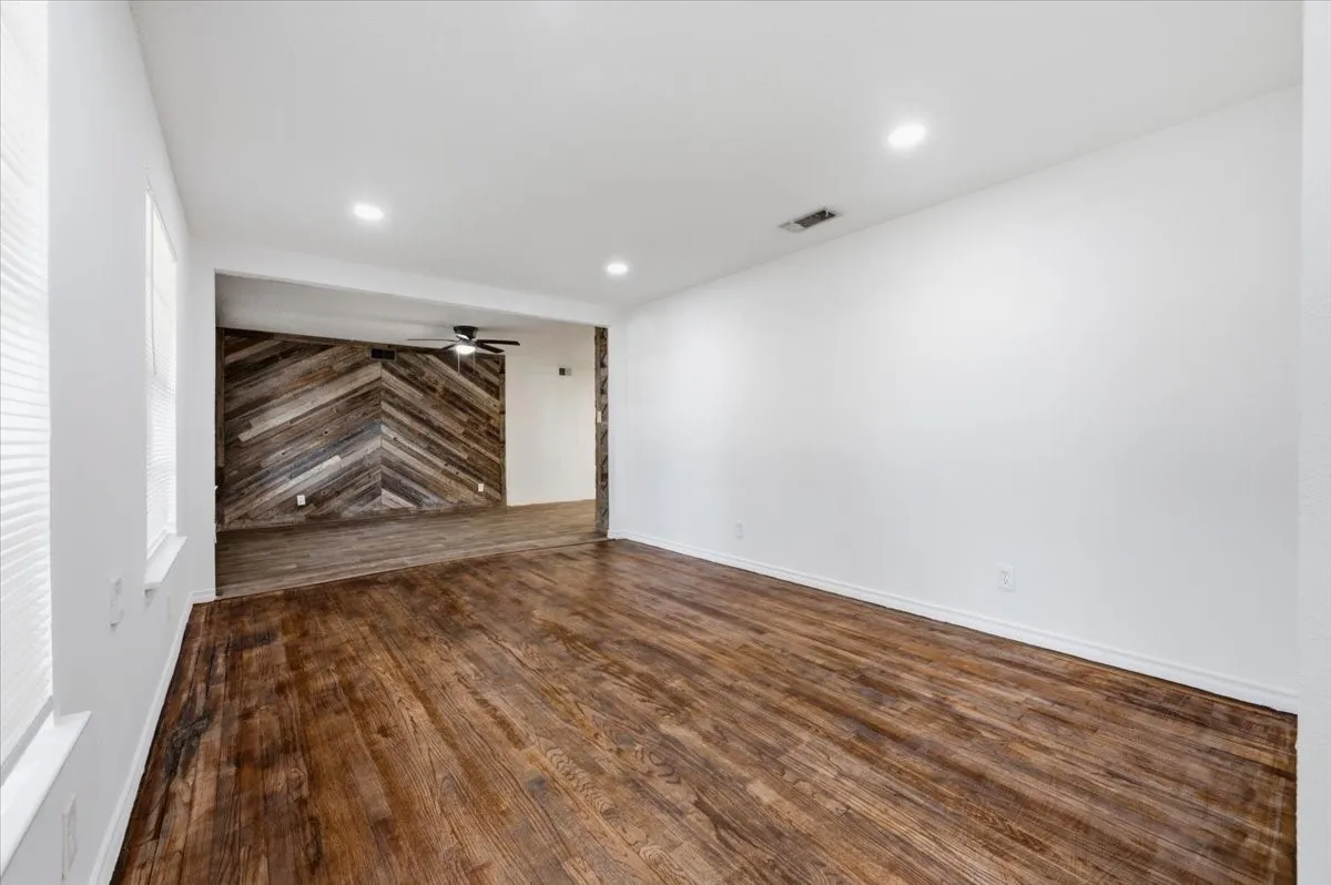 Single Family Residence For Sale in Dallas County , 305 Valleyglen Drive, De Soto, Texas 75115, 3 Bedroom, 2 Bathroom, 2 Garage spaces, 1,367 Sqft, built in 1965, mls#21382266, Real Estate Agent in De Soto, Homes For Sale in Dallas county, Homes For Sale in De Soto, Realtor in De Soto Texas, Real Estate Brokerage Independent Realty Texas, Luminita Cordes Realtor