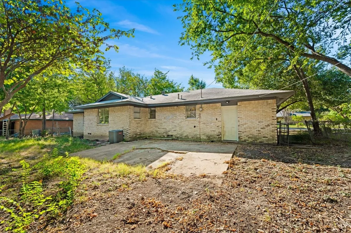 Single Family Residence For Sale in Dallas County , 305 Valleyglen Drive, De Soto, Texas 75115, 3 Bedroom, 2 Bathroom, 2 Garage spaces, 1,367 Sqft, built in 1965, mls#21382266, Real Estate Agent in De Soto, Homes For Sale in Dallas county, Homes For Sale in De Soto, Realtor in De Soto Texas, Real Estate Brokerage Independent Realty Texas, Luminita Cordes Realtor