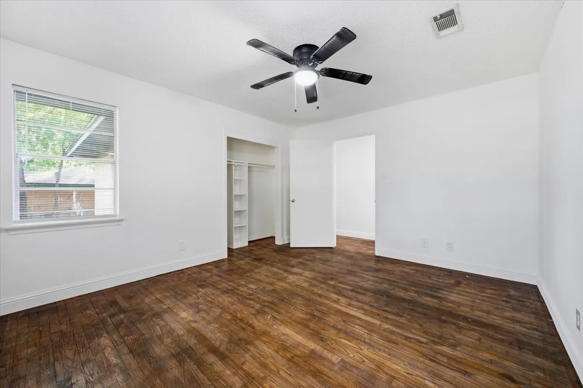 Single Family Residence For Sale in Dallas County , 305 Valleyglen Drive, De Soto, Texas 75115, 3 Bedroom, 2 Bathroom, 2 Garage spaces, 1,367 Sqft, built in 1965, mls#21382266, Real Estate Agent in De Soto, Homes For Sale in Dallas county, Homes For Sale in De Soto, Realtor in De Soto Texas, Real Estate Brokerage Independent Realty Texas, Luminita Cordes Realtor