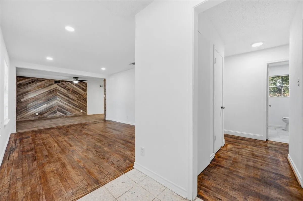 Single Family Residence For Sale in Dallas County , 305 Valleyglen Drive, De Soto, Texas 75115, 3 Bedroom, 2 Bathroom, 2 Garage spaces, 1,367 Sqft, built in 1965, mls#21382266, Real Estate Agent in De Soto, Homes For Sale in Dallas county, Homes For Sale in De Soto, Realtor in De Soto Texas, Real Estate Brokerage Independent Realty Texas, Luminita Cordes Realtor