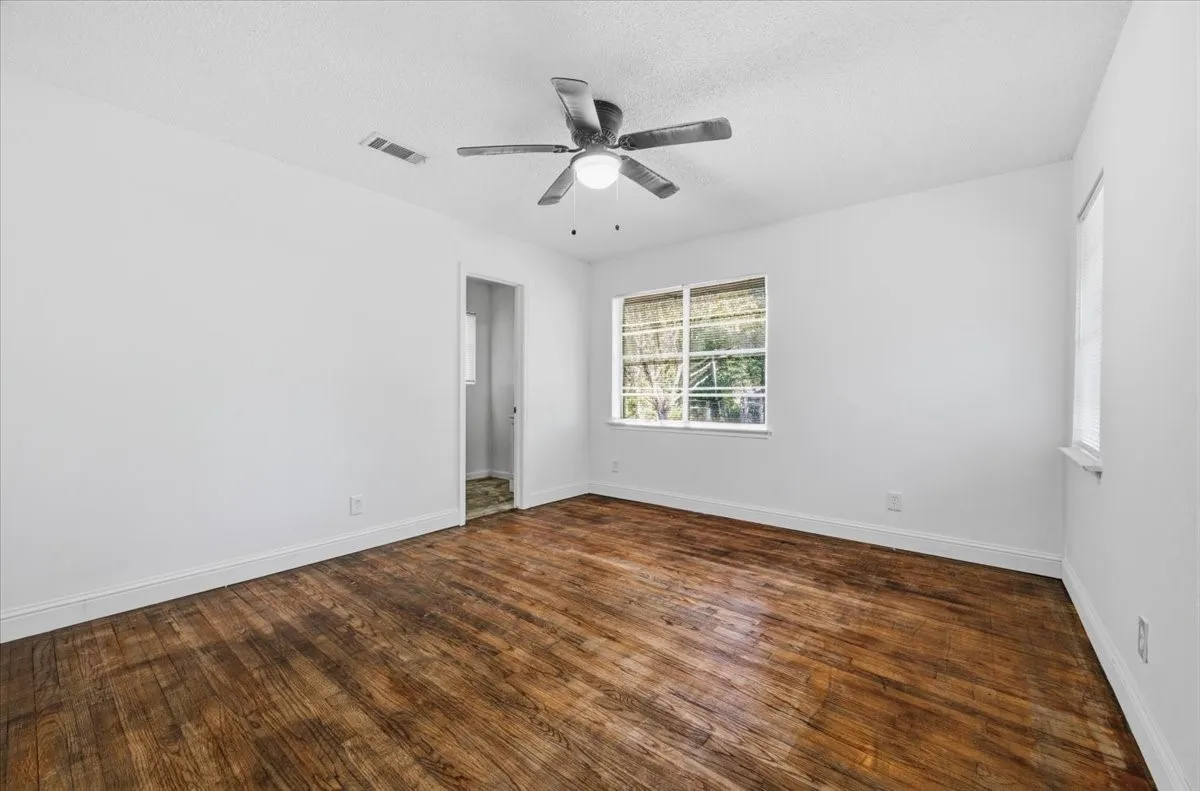 Single Family Residence For Sale in Dallas County , 305 Valleyglen Drive, De Soto, Texas 75115, 3 Bedroom, 2 Bathroom, 2 Garage spaces, 1,367 Sqft, built in 1965, mls#21382266, Real Estate Agent in De Soto, Homes For Sale in Dallas county, Homes For Sale in De Soto, Realtor in De Soto Texas, Real Estate Brokerage Independent Realty Texas, Luminita Cordes Realtor