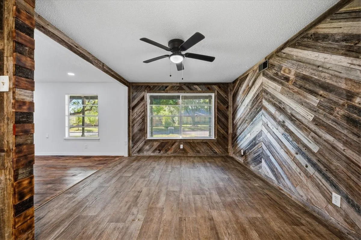 Single Family Residence For Sale in Dallas County , 305 Valleyglen Drive, De Soto, Texas 75115, 3 Bedroom, 2 Bathroom, 2 Garage spaces, 1,367 Sqft, built in 1965, mls#21382266, Real Estate Agent in De Soto, Homes For Sale in Dallas county, Homes For Sale in De Soto, Realtor in De Soto Texas, Real Estate Brokerage Independent Realty Texas, Luminita Cordes Realtor