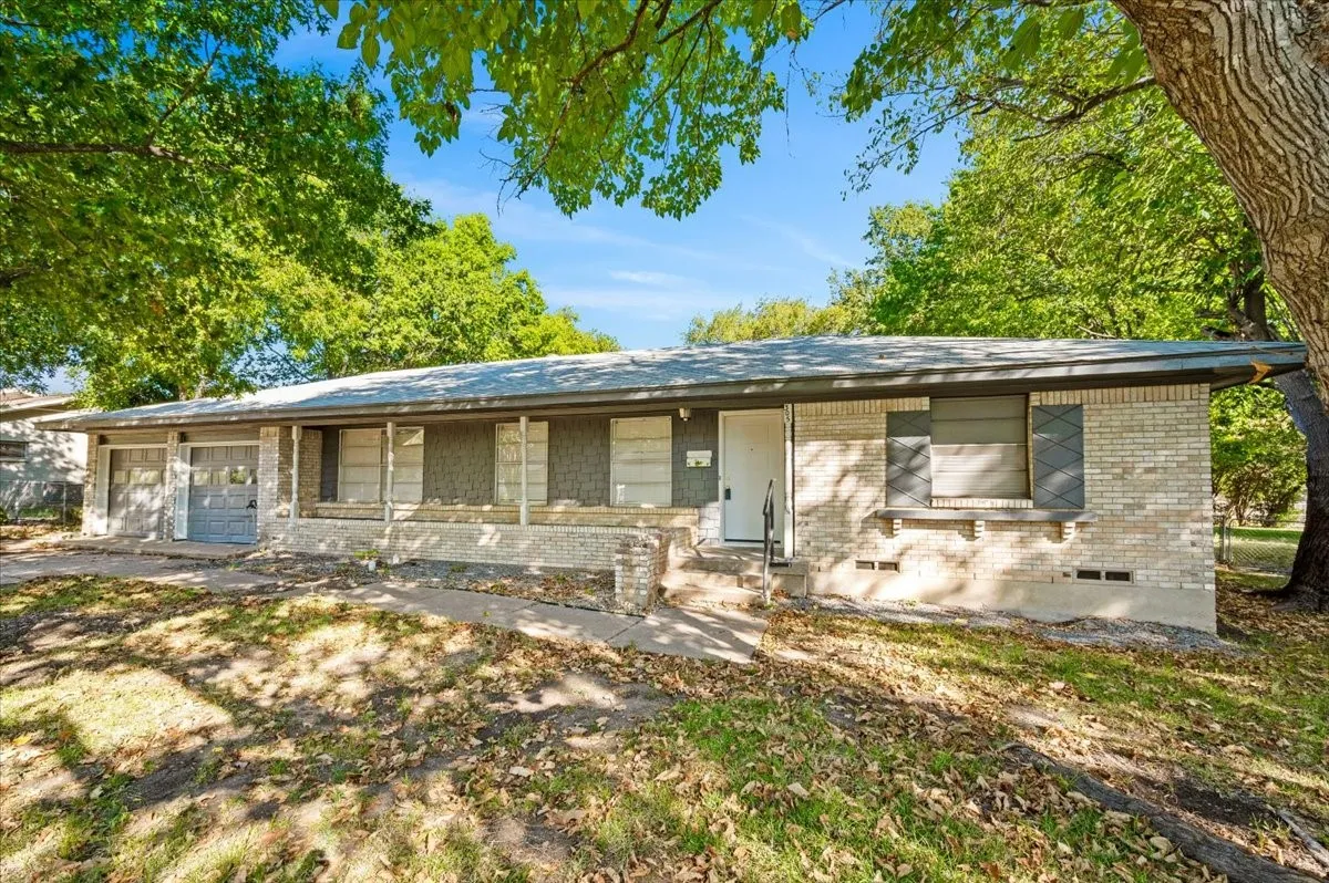 Single Family Residence For Sale in Dallas County , 305 Valleyglen Drive, De Soto, Texas 75115, 3 Bedroom, 2 Bathroom, 2 Garage spaces, 1,367 Sqft, built in 1965, mls#21382266, Real Estate Agent in De Soto, Homes For Sale in Dallas county, Homes For Sale in De Soto, Realtor in De Soto Texas, Real Estate Brokerage Independent Realty Texas, Luminita Cordes Realtor