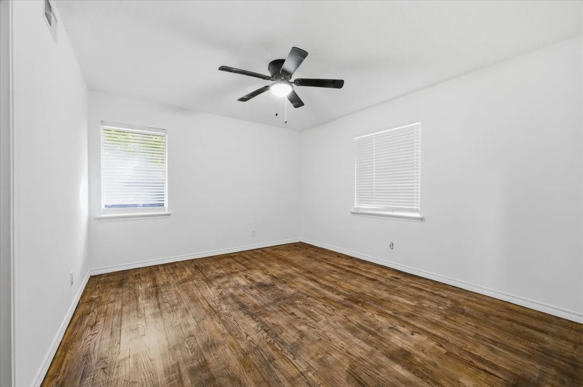Single Family Residence For Sale in Dallas County , 305 Valleyglen Drive, De Soto, Texas 75115, 3 Bedroom, 2 Bathroom, 2 Garage spaces, 1,367 Sqft, built in 1965, mls#21382266, Real Estate Agent in De Soto, Homes For Sale in Dallas county, Homes For Sale in De Soto, Realtor in De Soto Texas, Real Estate Brokerage Independent Realty Texas, Luminita Cordes Realtor