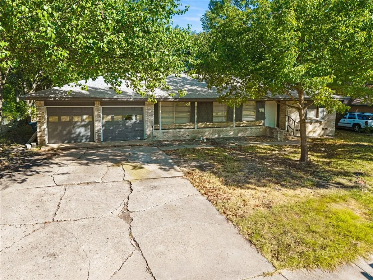Single Family Residence For Sale in Dallas County , 305 Valleyglen Drive, De Soto, Texas 75115, 3 Bedroom, 2 Bathroom, 2 Garage spaces, 1,367 Sqft, built in 1965, mls#21382266, Real Estate Agent in De Soto, Homes For Sale in Dallas county, Homes For Sale in De Soto, Realtor in De Soto Texas, Real Estate Brokerage Independent Realty Texas, Luminita Cordes Realtor
