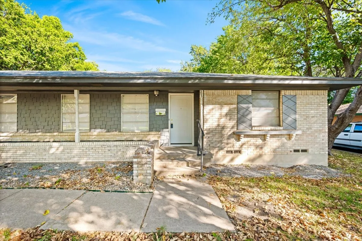Single Family Residence For Sale in Dallas County , 305 Valleyglen Drive, De Soto, Texas 75115, 3 Bedroom, 2 Bathroom, 2 Garage spaces, 1,367 Sqft, built in 1965, mls#21382266, Real Estate Agent in De Soto, Homes For Sale in Dallas county, Homes For Sale in De Soto, Realtor in De Soto Texas, Real Estate Brokerage Independent Realty Texas, Luminita Cordes Realtor