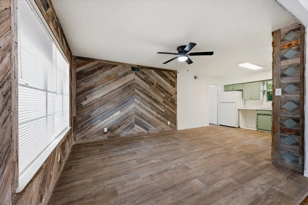 Single Family Residence For Sale in Dallas County , 305 Valleyglen Drive, De Soto, Texas 75115, 3 Bedroom, 2 Bathroom, 2 Garage spaces, 1,367 Sqft, built in 1965, mls#21382266, Real Estate Agent in De Soto, Homes For Sale in Dallas county, Homes For Sale in De Soto, Realtor in De Soto Texas, Real Estate Brokerage Independent Realty Texas, Luminita Cordes Realtor