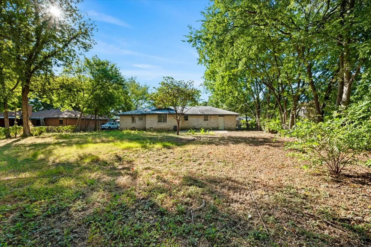 Single Family Residence For Sale in Dallas County , 305 Valleyglen Drive, De Soto, Texas 75115, 3 Bedroom, 2 Bathroom, 2 Garage spaces, 1,367 Sqft, built in 1965, mls#21382266, Real Estate Agent in De Soto, Homes For Sale in Dallas county, Homes For Sale in De Soto, Realtor in De Soto Texas, Real Estate Brokerage Independent Realty Texas, Luminita Cordes Realtor