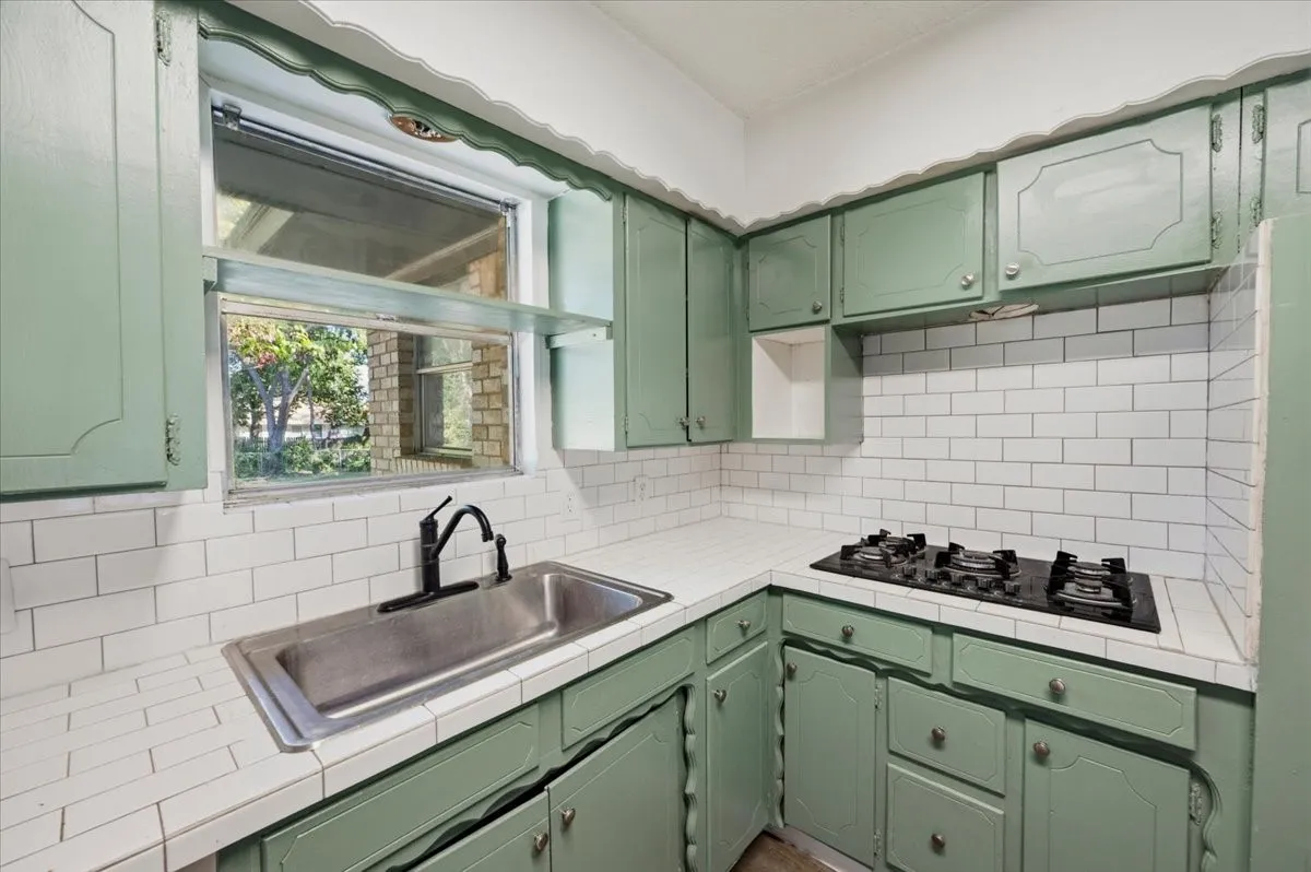 Single Family Residence For Sale in Dallas County , 305 Valleyglen Drive, De Soto, Texas 75115, 3 Bedroom, 2 Bathroom, 2 Garage spaces, 1,367 Sqft, built in 1965, mls#21382266, Real Estate Agent in De Soto, Homes For Sale in Dallas county, Homes For Sale in De Soto, Realtor in De Soto Texas, Real Estate Brokerage Independent Realty Texas, Luminita Cordes Realtor