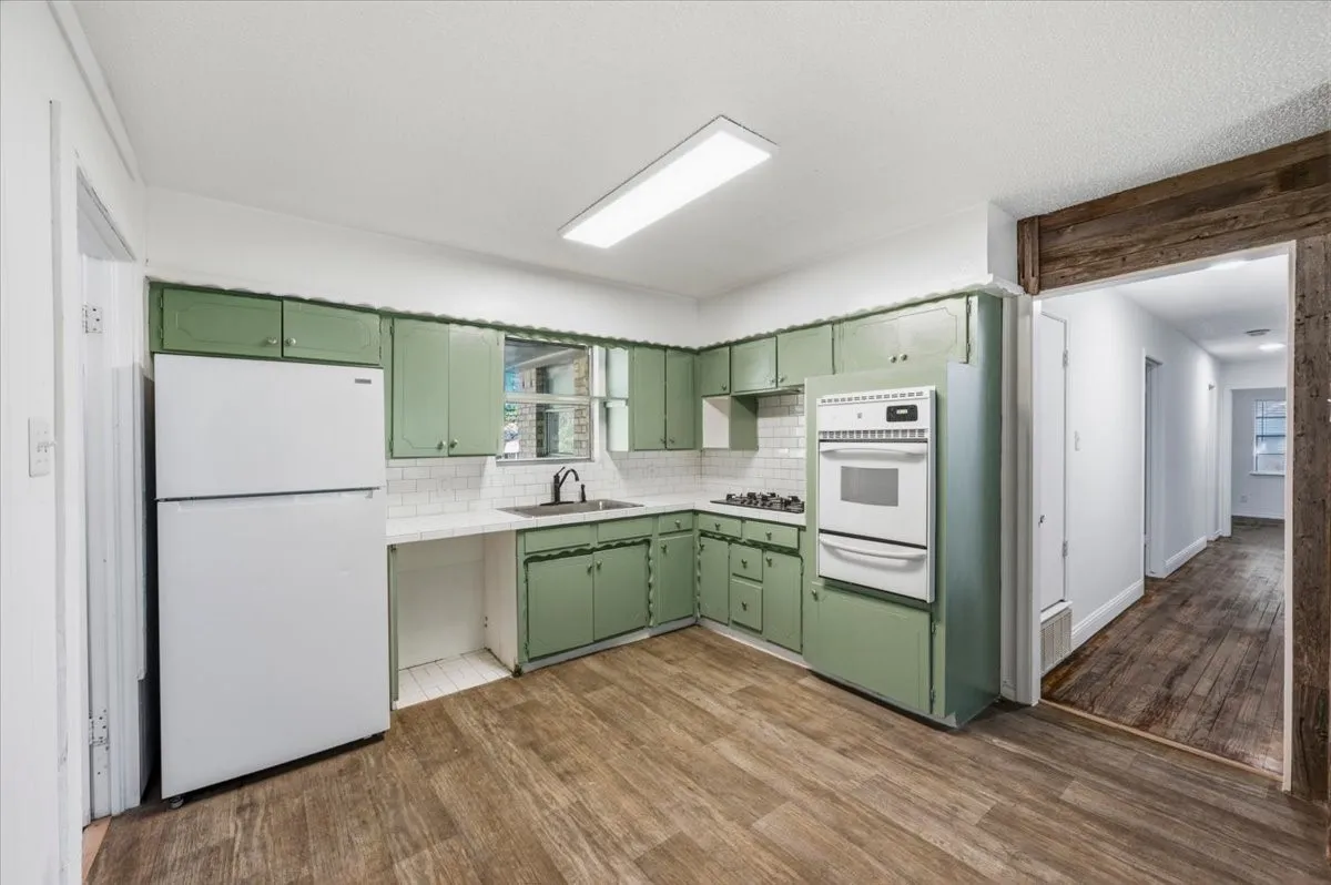 Single Family Residence For Sale in Dallas County , 305 Valleyglen Drive, De Soto, Texas 75115, 3 Bedroom, 2 Bathroom, 2 Garage spaces, 1,367 Sqft, built in 1965, mls#21382266, Real Estate Agent in De Soto, Homes For Sale in Dallas county, Homes For Sale in De Soto, Realtor in De Soto Texas, Real Estate Brokerage Independent Realty Texas, Luminita Cordes Realtor