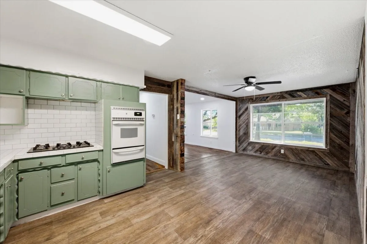 Single Family Residence For Sale in Dallas County , 305 Valleyglen Drive, De Soto, Texas 75115, 3 Bedroom, 2 Bathroom, 2 Garage spaces, 1,367 Sqft, built in 1965, mls#21382266, Real Estate Agent in De Soto, Homes For Sale in Dallas county, Homes For Sale in De Soto, Realtor in De Soto Texas, Real Estate Brokerage Independent Realty Texas, Luminita Cordes Realtor