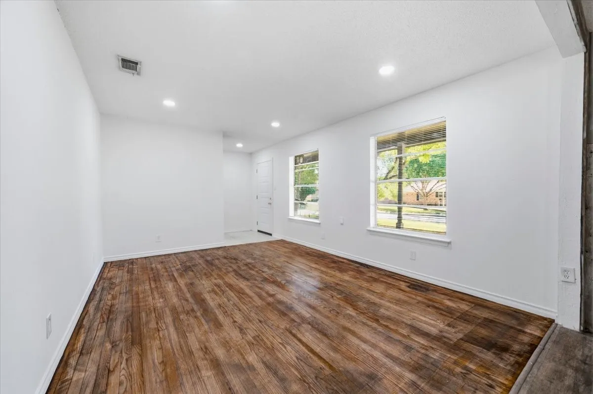 Single Family Residence For Sale in Dallas County , 305 Valleyglen Drive, De Soto, Texas 75115, 3 Bedroom, 2 Bathroom, 2 Garage spaces, 1,367 Sqft, built in 1965, mls#21382266, Real Estate Agent in De Soto, Homes For Sale in Dallas county, Homes For Sale in De Soto, Realtor in De Soto Texas, Real Estate Brokerage Independent Realty Texas, Luminita Cordes Realtor