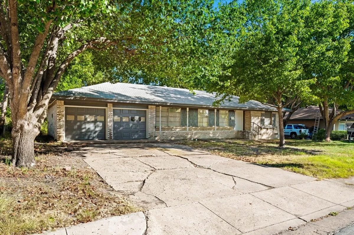 Single Family Residence For Sale in Dallas County , 305 Valleyglen Drive, De Soto, Texas 75115, 3 Bedroom, 2 Bathroom, 2 Garage spaces, 1,367 Sqft, built in 1965, mls#21382266, Real Estate Agent in De Soto, Homes For Sale in Dallas county, Homes For Sale in De Soto, Realtor in De Soto Texas, Real Estate Brokerage Independent Realty Texas, Luminita Cordes Realtor