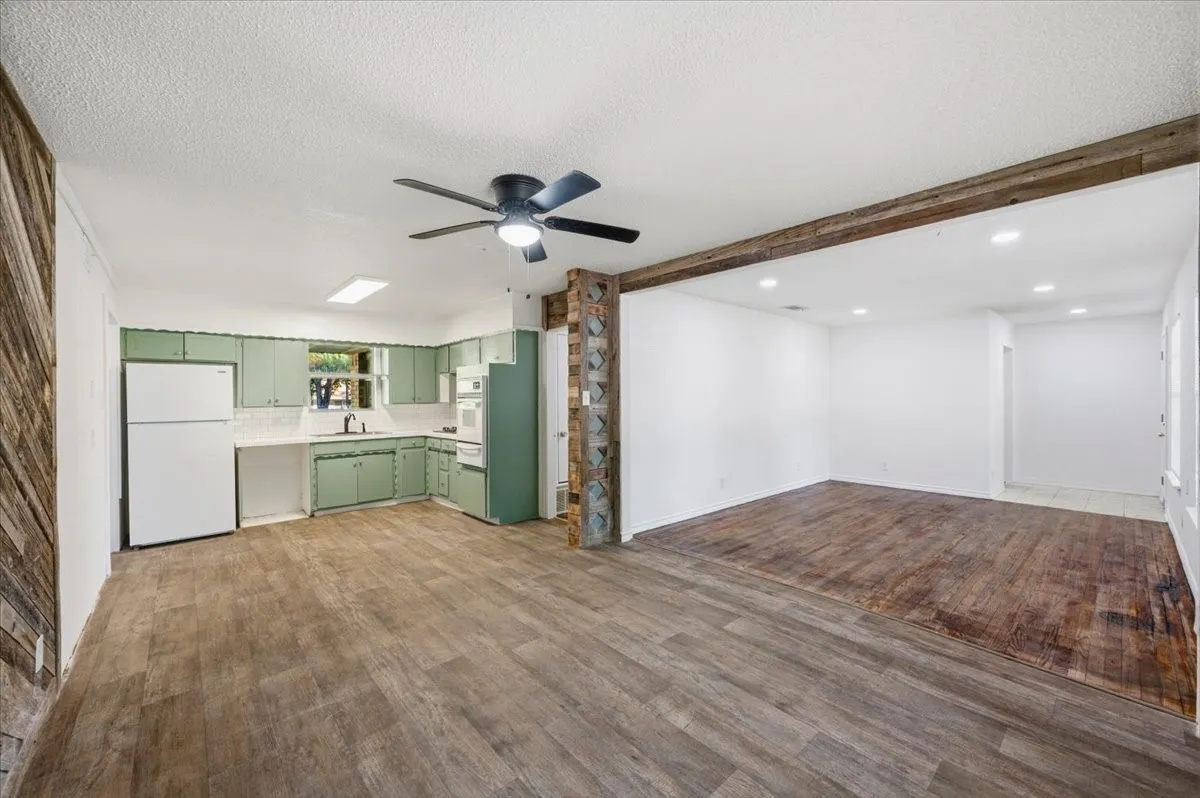 Single Family Residence For Sale in Dallas County , 305 Valleyglen Drive, De Soto, Texas 75115, 3 Bedroom, 2 Bathroom, 2 Garage spaces, 1,367 Sqft, built in 1965, mls#21382266, Real Estate Agent in De Soto, Homes For Sale in Dallas county, Homes For Sale in De Soto, Realtor in De Soto Texas, Real Estate Brokerage Independent Realty Texas, Luminita Cordes Realtor