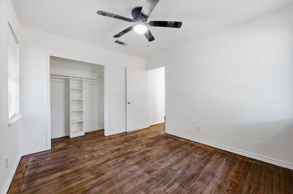 Single Family Residence For Sale in Dallas County , 305 Valleyglen Drive, De Soto, Texas 75115, 3 Bedroom, 2 Bathroom, 2 Garage spaces, 1,367 Sqft, built in 1965, mls#21382266, Real Estate Agent in De Soto, Homes For Sale in Dallas county, Homes For Sale in De Soto, Realtor in De Soto Texas, Real Estate Brokerage Independent Realty Texas, Luminita Cordes Realtor