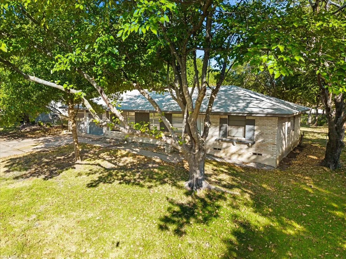 Single Family Residence For Sale in Dallas County , 305 Valleyglen Drive, De Soto, Texas 75115, 3 Bedroom, 2 Bathroom, 2 Garage spaces, 1,367 Sqft, built in 1965, mls#21382266, Real Estate Agent in De Soto, Homes For Sale in Dallas county, Homes For Sale in De Soto, Realtor in De Soto Texas, Real Estate Brokerage Independent Realty Texas, Luminita Cordes Realtor
