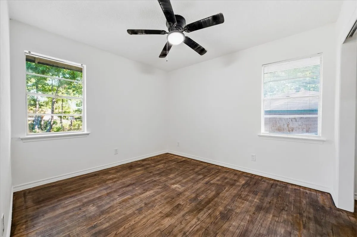 Single Family Residence For Sale in Dallas County , 305 Valleyglen Drive, De Soto, Texas 75115, 3 Bedroom, 2 Bathroom, 2 Garage spaces, 1,367 Sqft, built in 1965, mls#21382266, Real Estate Agent in De Soto, Homes For Sale in Dallas county, Homes For Sale in De Soto, Realtor in De Soto Texas, Real Estate Brokerage Independent Realty Texas, Luminita Cordes Realtor