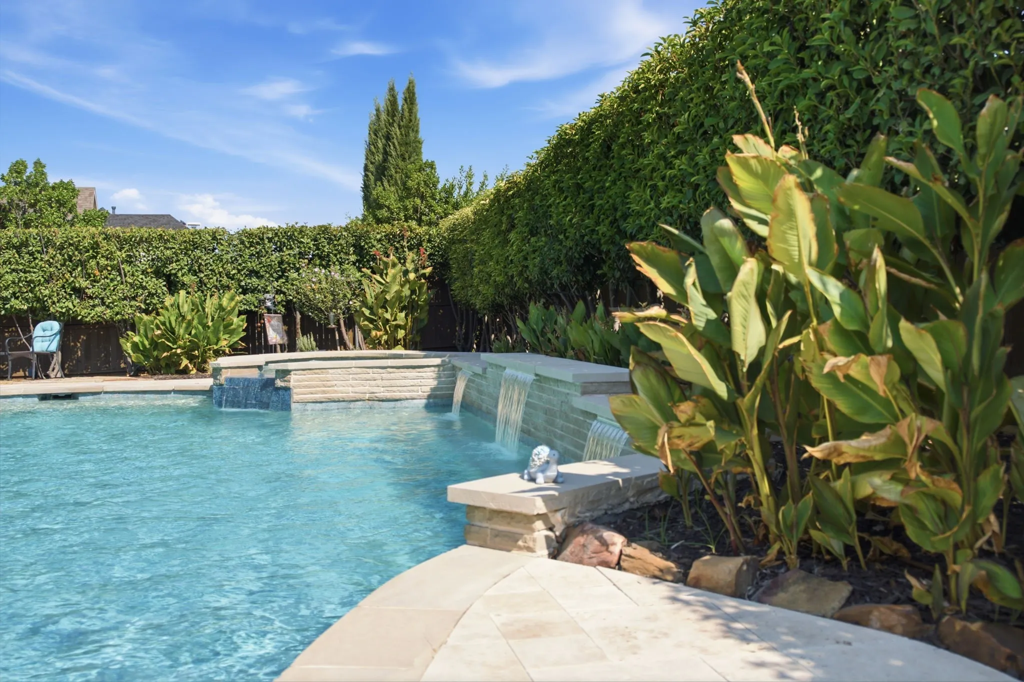 This yard has so much privacy!