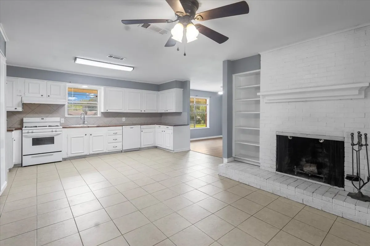 Single Family Residence For Sale in Smith County , 11369 Sherra, Tyler, Texas 75706, 3 Bedroom, 2 Bathroom, 2 Garage spaces, 1,449 Sqft, built in 1968, mls#21384301, Real Estate Agent in Tyler, Homes For Sale in Smith county, Homes For Sale in Tyler, Realtor in Tyler Texas, Real Estate Brokerage Independent Realty Texas, Luminita Cordes Realtor