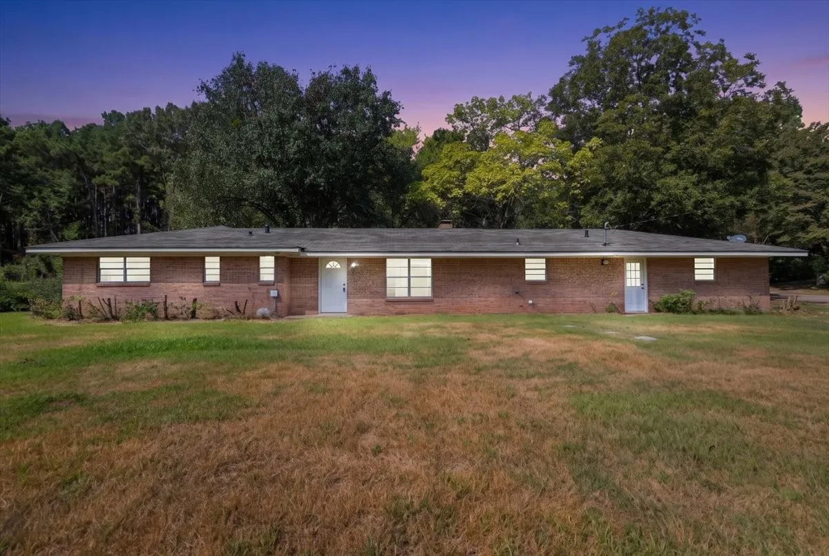 Single Family Residence For Sale in Smith County , 11369 Sherra, Tyler, Texas 75706, 3 Bedroom, 2 Bathroom, 2 Garage spaces, 1,449 Sqft, built in 1968, mls#21384301, Real Estate Agent in Tyler, Homes For Sale in Smith county, Homes For Sale in Tyler, Realtor in Tyler Texas, Real Estate Brokerage Independent Realty Texas, Luminita Cordes Realtor