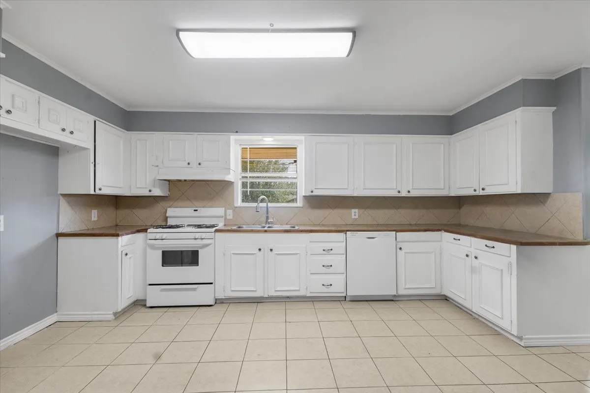 Single Family Residence For Sale in Smith County , 11369 Sherra, Tyler, Texas 75706, 3 Bedroom, 2 Bathroom, 2 Garage spaces, 1,449 Sqft, built in 1968, mls#21384301, Real Estate Agent in Tyler, Homes For Sale in Smith county, Homes For Sale in Tyler, Realtor in Tyler Texas, Real Estate Brokerage Independent Realty Texas, Luminita Cordes Realtor