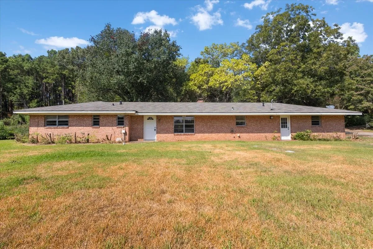 Single Family Residence For Sale in Smith County , 11369 Sherra, Tyler, Texas 75706, 3 Bedroom, 2 Bathroom, 2 Garage spaces, 1,449 Sqft, built in 1968, mls#21384301, Real Estate Agent in Tyler, Homes For Sale in Smith county, Homes For Sale in Tyler, Realtor in Tyler Texas, Real Estate Brokerage Independent Realty Texas, Luminita Cordes Realtor