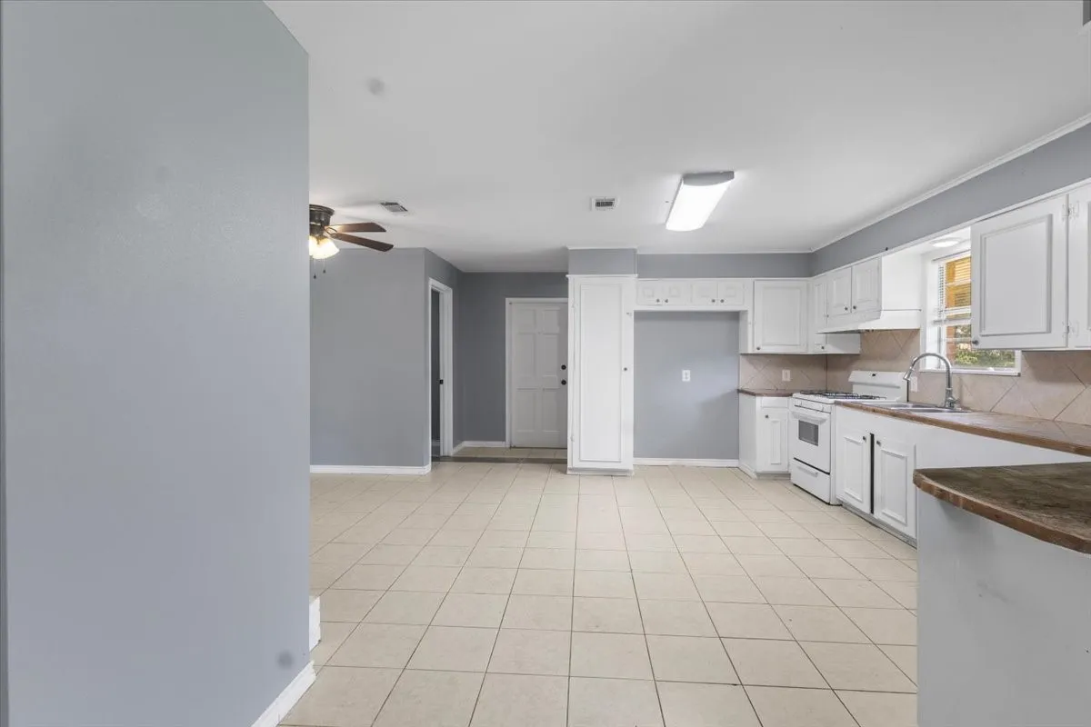 Single Family Residence For Sale in Smith County , 11369 Sherra, Tyler, Texas 75706, 3 Bedroom, 2 Bathroom, 2 Garage spaces, 1,449 Sqft, built in 1968, mls#21384301, Real Estate Agent in Tyler, Homes For Sale in Smith county, Homes For Sale in Tyler, Realtor in Tyler Texas, Real Estate Brokerage Independent Realty Texas, Luminita Cordes Realtor