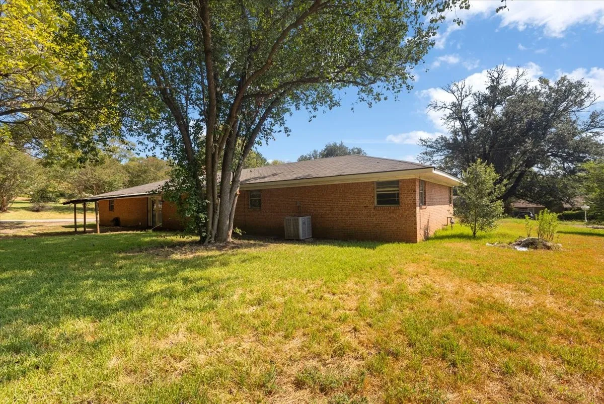 Single Family Residence For Sale in Smith County , 11369 Sherra, Tyler, Texas 75706, 3 Bedroom, 2 Bathroom, 2 Garage spaces, 1,449 Sqft, built in 1968, mls#21384301, Real Estate Agent in Tyler, Homes For Sale in Smith county, Homes For Sale in Tyler, Realtor in Tyler Texas, Real Estate Brokerage Independent Realty Texas, Luminita Cordes Realtor
