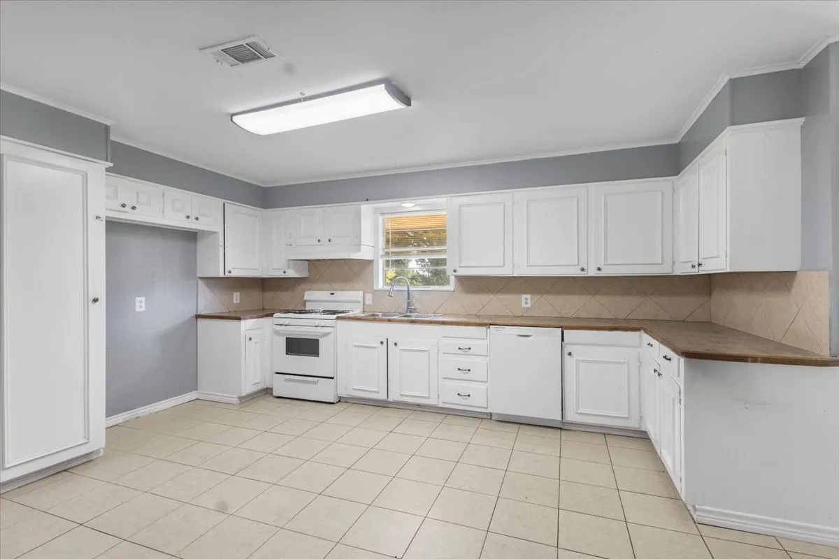 Single Family Residence For Sale in Smith County , 11369 Sherra, Tyler, Texas 75706, 3 Bedroom, 2 Bathroom, 2 Garage spaces, 1,449 Sqft, built in 1968, mls#21384301, Real Estate Agent in Tyler, Homes For Sale in Smith county, Homes For Sale in Tyler, Realtor in Tyler Texas, Real Estate Brokerage Independent Realty Texas, Luminita Cordes Realtor