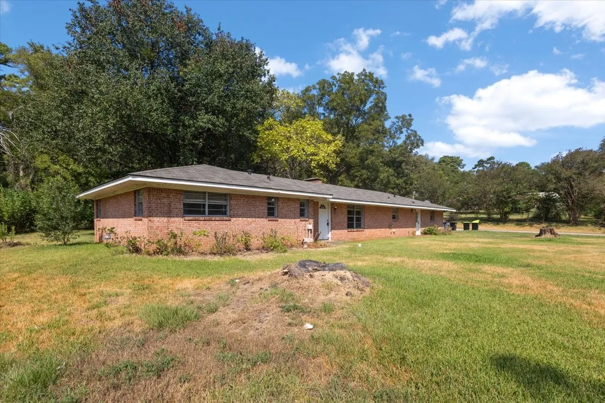 Single Family Residence For Sale in Smith County , 11369 Sherra, Tyler, Texas 75706, 3 Bedroom, 2 Bathroom, 2 Garage spaces, 1,449 Sqft, built in 1968, mls#21384301, Real Estate Agent in Tyler, Homes For Sale in Smith county, Homes For Sale in Tyler, Realtor in Tyler Texas, Real Estate Brokerage Independent Realty Texas, Luminita Cordes Realtor