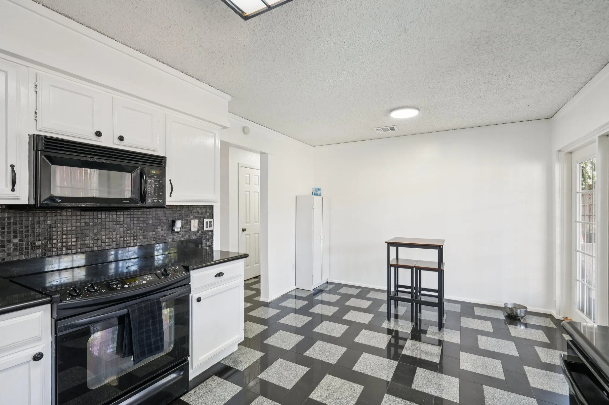 Eat-in Kitchen