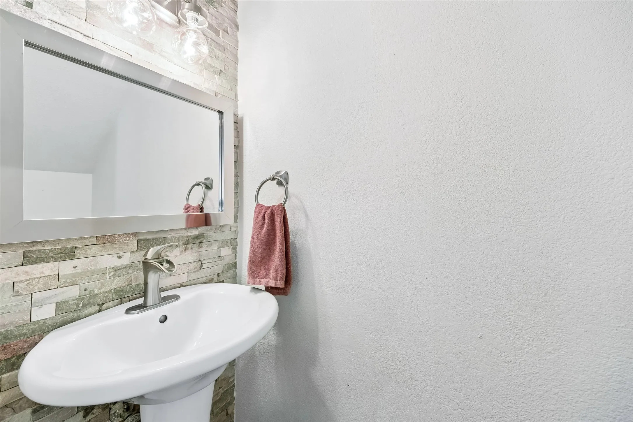 Condominium For Sale in Dallas County , 5757 Martel Avenue A11, Dallas, Texas 75206, 1 Bedroom, 2 Bathroom, Garage spaces, 768 Sqft, built in 1983, mls#21383512, Real Estate Agent in Dallas, Homes For Sale in Dallas county, Homes For Sale in Dallas, Realtor in Dallas Texas, Real Estate Brokerage Independent Realty Texas, Luminita Cordes Realtor