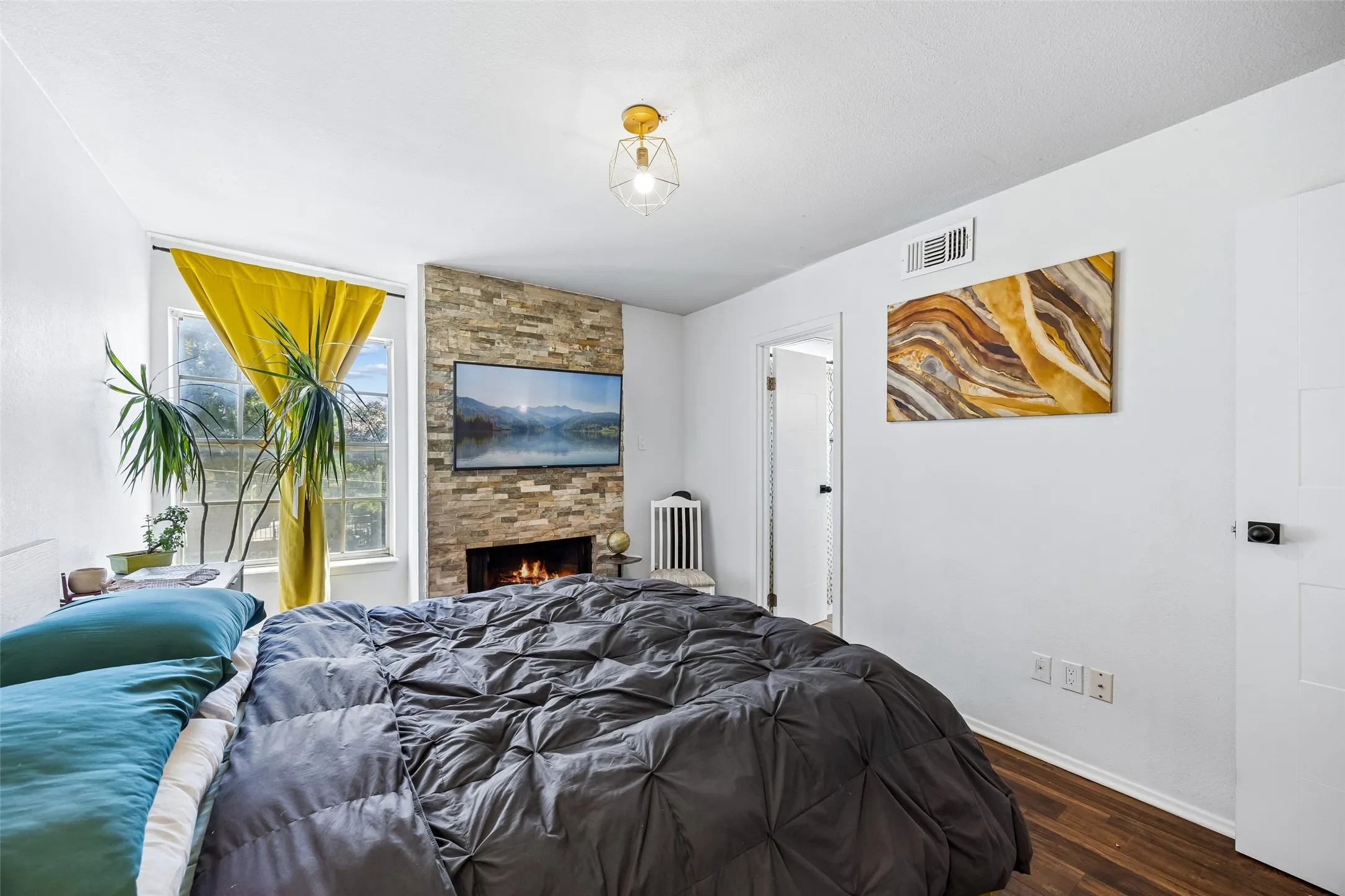 Condominium For Sale in Dallas County , 5757 Martel Avenue A11, Dallas, Texas 75206, 1 Bedroom, 2 Bathroom, Garage spaces, 768 Sqft, built in 1983, mls#21383512, Real Estate Agent in Dallas, Homes For Sale in Dallas county, Homes For Sale in Dallas, Realtor in Dallas Texas, Real Estate Brokerage Independent Realty Texas, Luminita Cordes Realtor