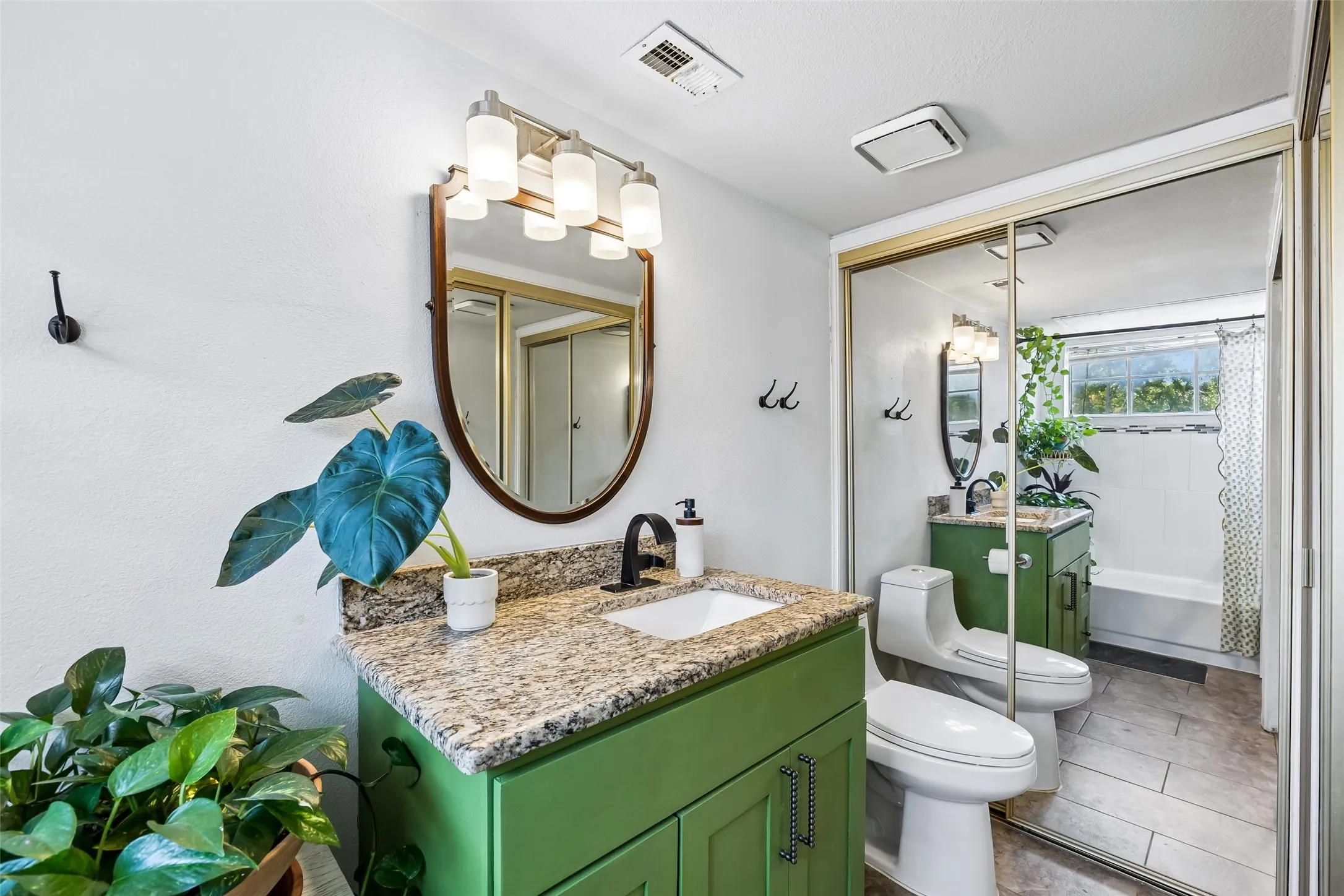 Condominium For Sale in Dallas County , 5757 Martel Avenue A11, Dallas, Texas 75206, 1 Bedroom, 2 Bathroom, Garage spaces, 768 Sqft, built in 1983, mls#21383512, Real Estate Agent in Dallas, Homes For Sale in Dallas county, Homes For Sale in Dallas, Realtor in Dallas Texas, Real Estate Brokerage Independent Realty Texas, Luminita Cordes Realtor
