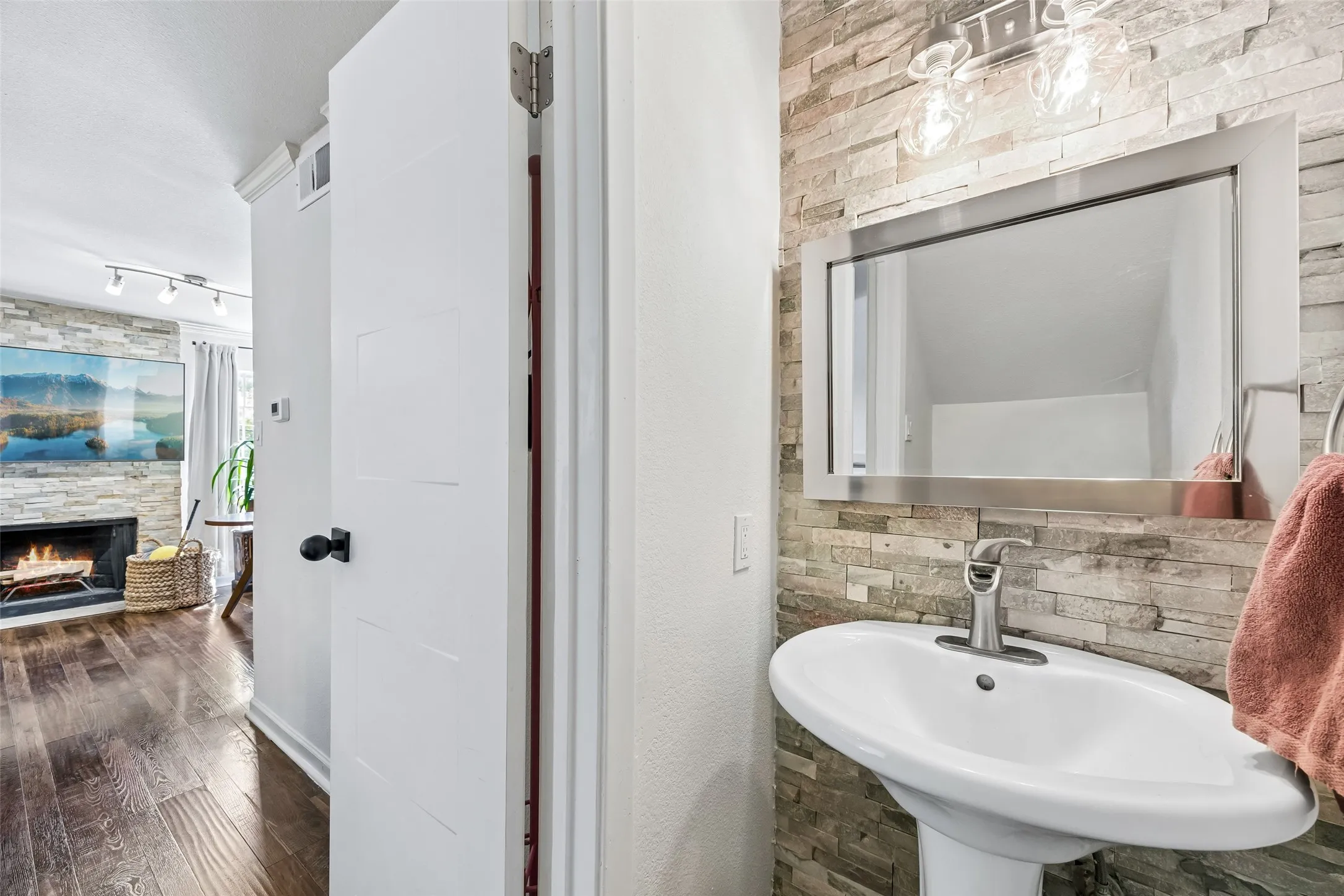 Condominium For Sale in Dallas County , 5757 Martel Avenue A11, Dallas, Texas 75206, 1 Bedroom, 2 Bathroom, Garage spaces, 768 Sqft, built in 1983, mls#21383512, Real Estate Agent in Dallas, Homes For Sale in Dallas county, Homes For Sale in Dallas, Realtor in Dallas Texas, Real Estate Brokerage Independent Realty Texas, Luminita Cordes Realtor